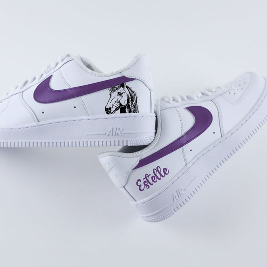 Nike Air Force 1 Custom Équitation – sneakers personnalisées avec cheval, swoosh violet et prénom
