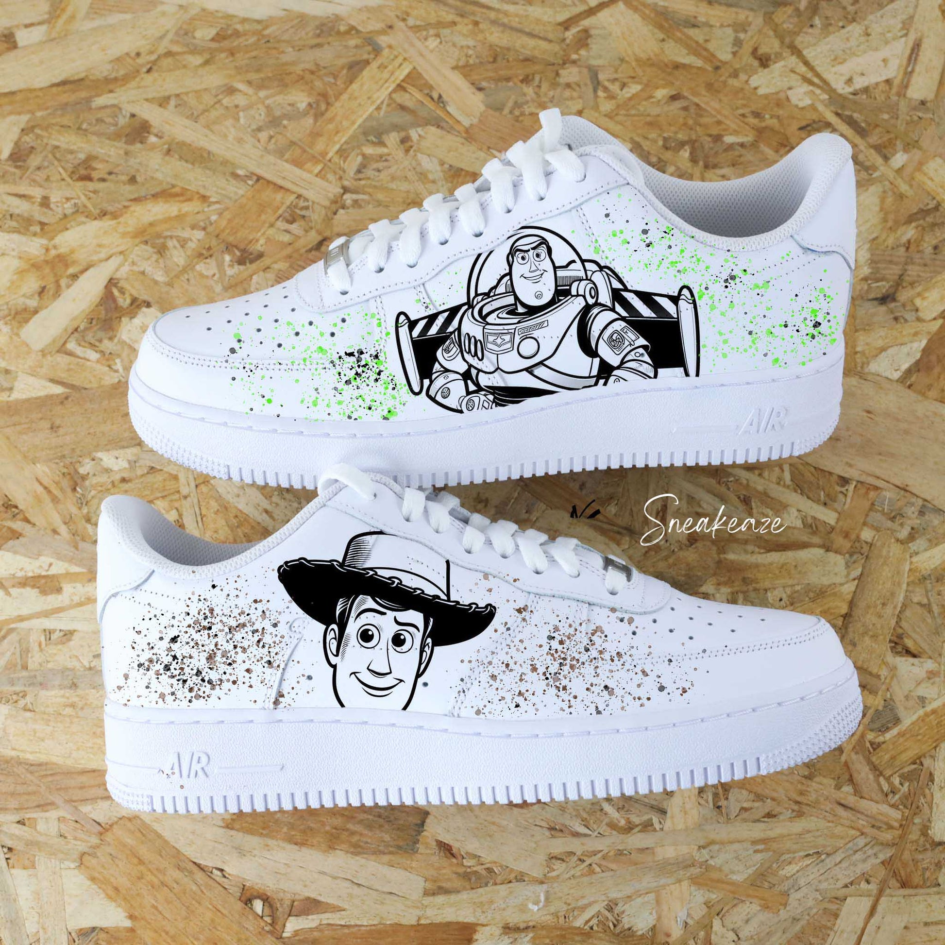 Baskets Nike Air force 1 custom Toy Story. Motif Woody et buzz l'éclair avec splash vert et marron sneakeaze customs