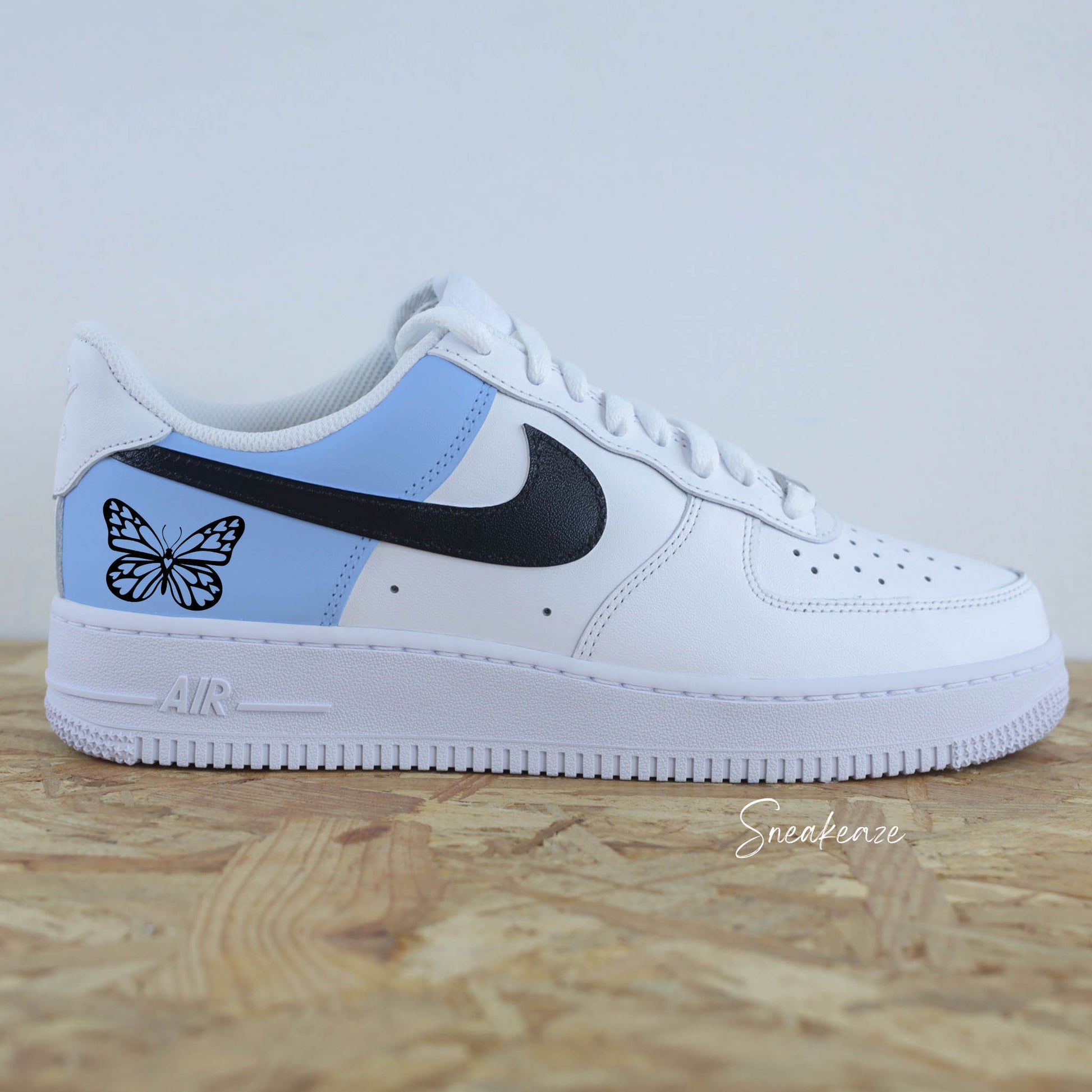 Baskets Nike Air Force 1 custom color block bleu pastel avec signes nike peint en noir et papillon sneakeaze custom