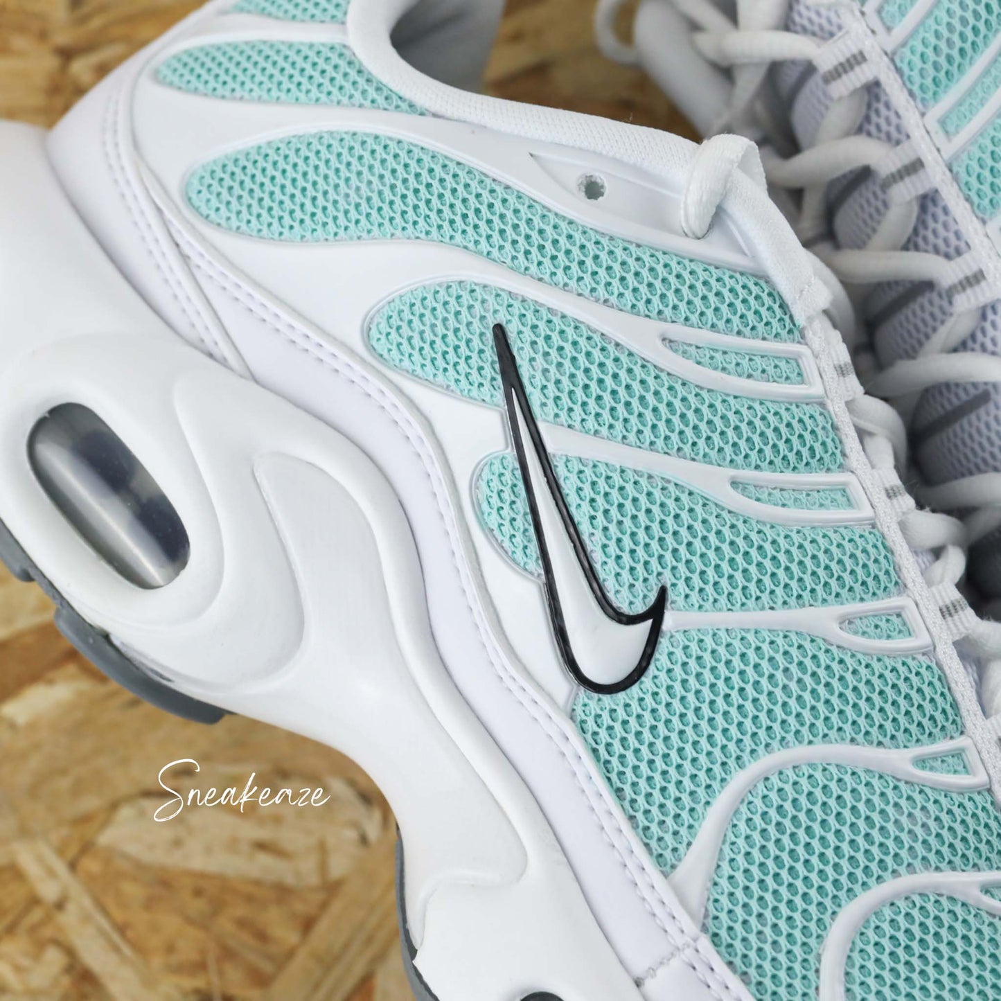 Baskets Nike Air Max Plus (TN) custom vert d'eau pastel - sneakeaze custom
