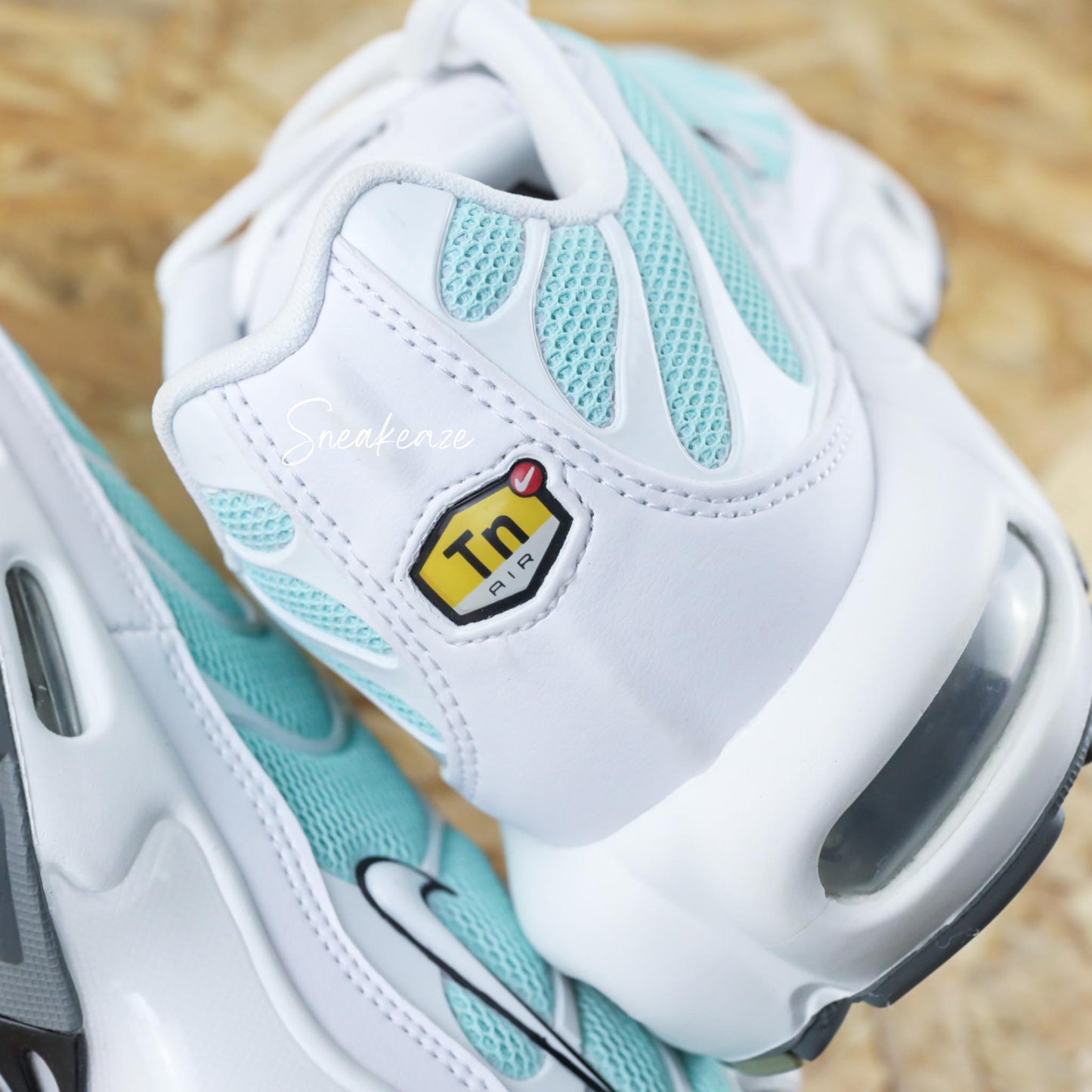 Baskets Nike Air Max Plus (TN) custom vert d'eau pastel - sneakeaze custom