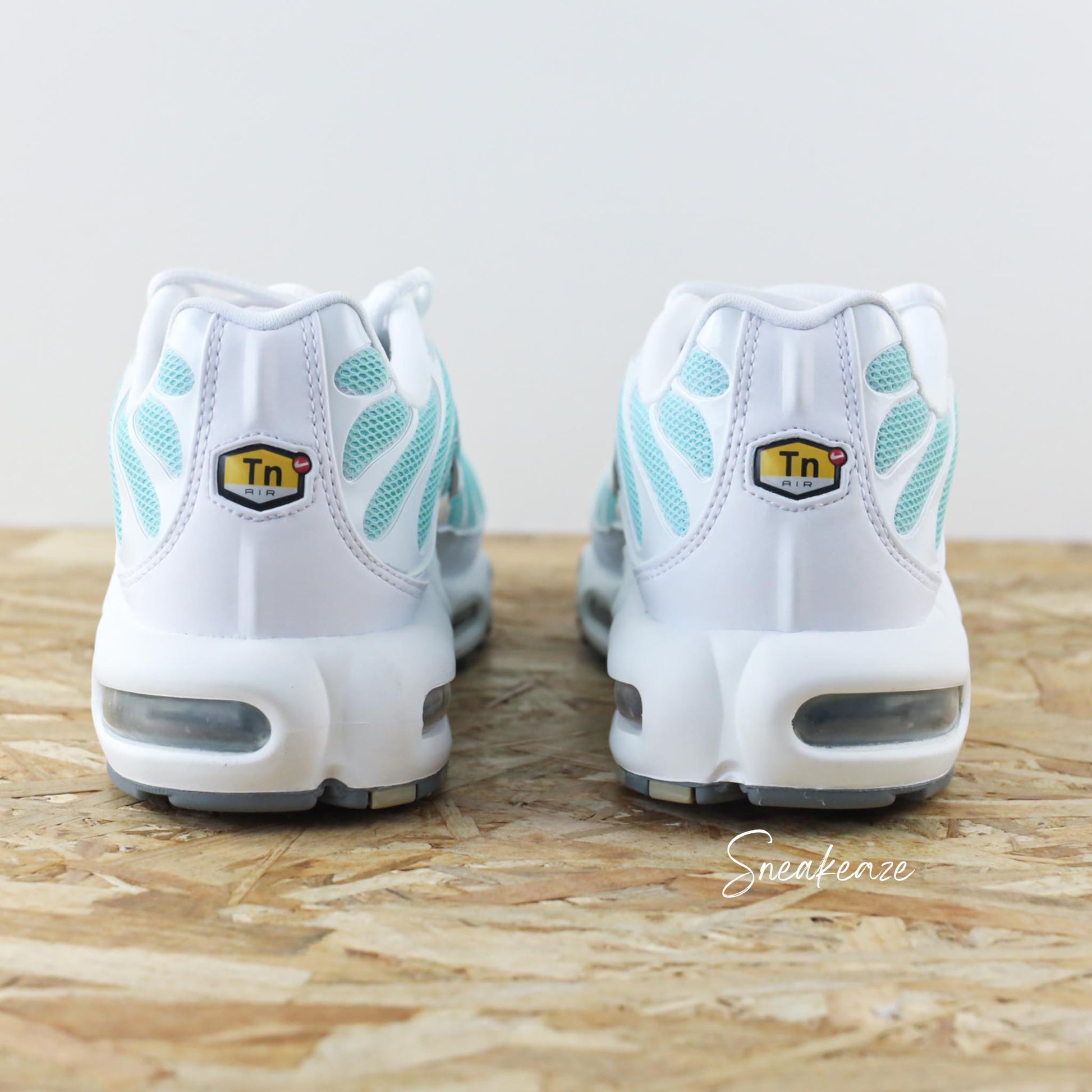 Baskets Nike Air Max Plus (TN) custom vert d'eau pastel - sneakeaze custom