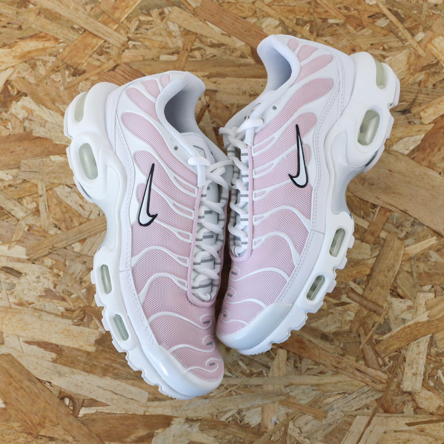 Baskets Nike Air Max Plus (TN) custom baby pink - sneakeaze custom