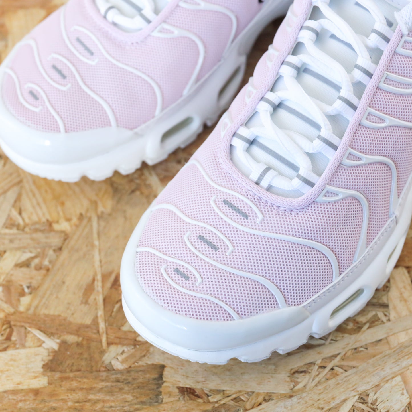 Baskets Nike Air Max Plus (TN) custom baby pink - sneakeaze custom