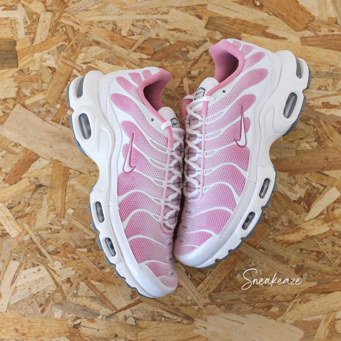 Sneakers Nike Air Max Plus TN custom Atlanta Pink - chaussures tuned personnalisées style TN Atlanta à la main pour homme et femme - sneakeaze customs skz