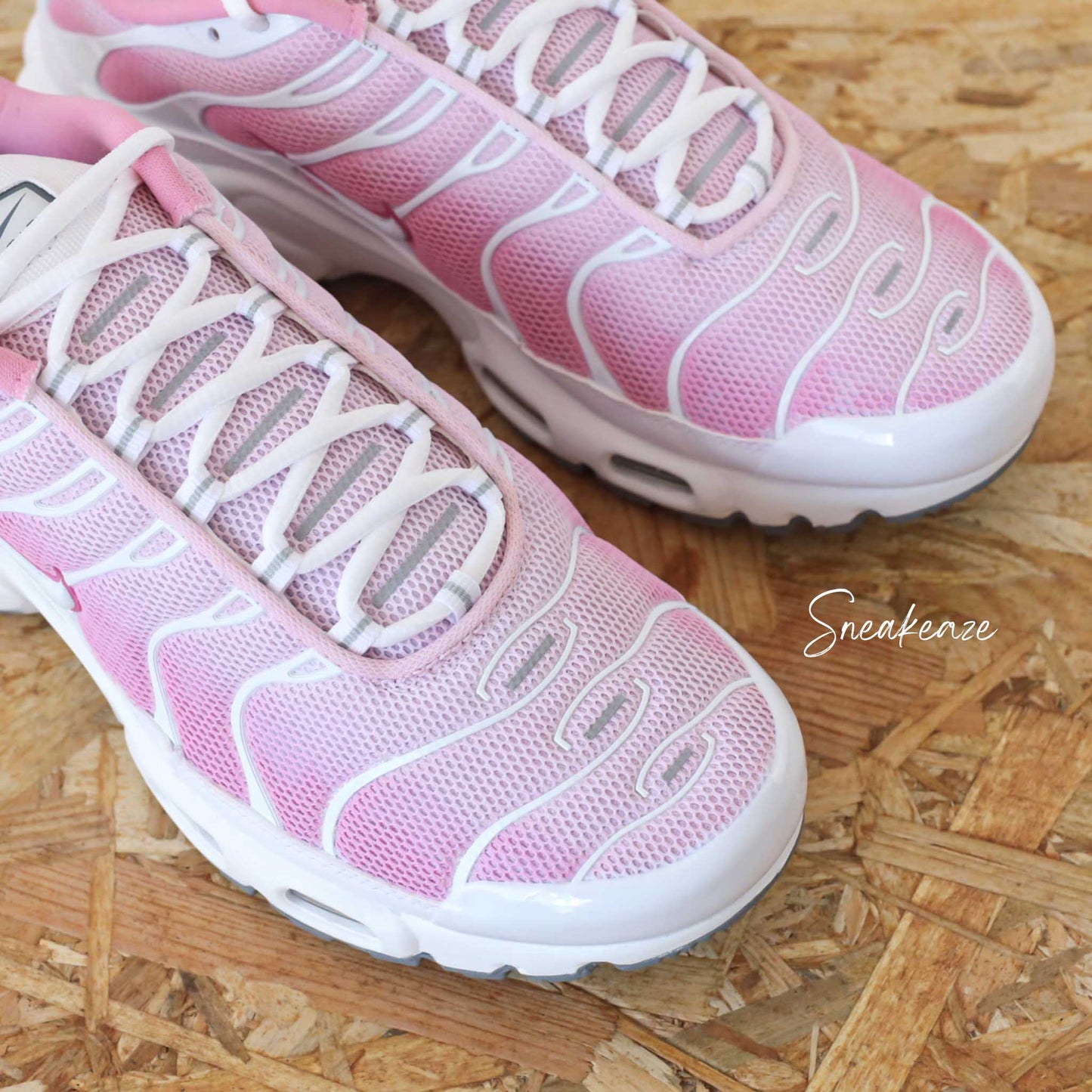 Sneakers Nike Air Max Plus TN custom Atlanta Pink - chaussures tuned personnalisées style TN Atlanta à la main pour homme et femme - sneakeaze customs skz
