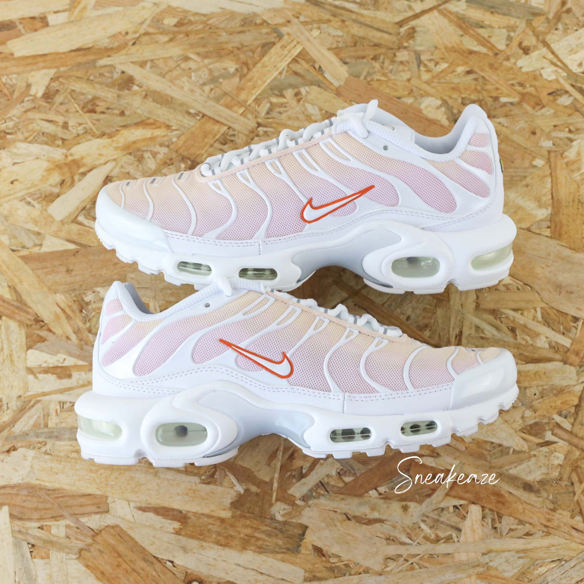 Baskets Nike Air Max Plus custom Tn - tuned  - orange abricot et rose pastel - chaussures tuned personnalisées à la main pour homme et femme - sneakeaze custom skz
