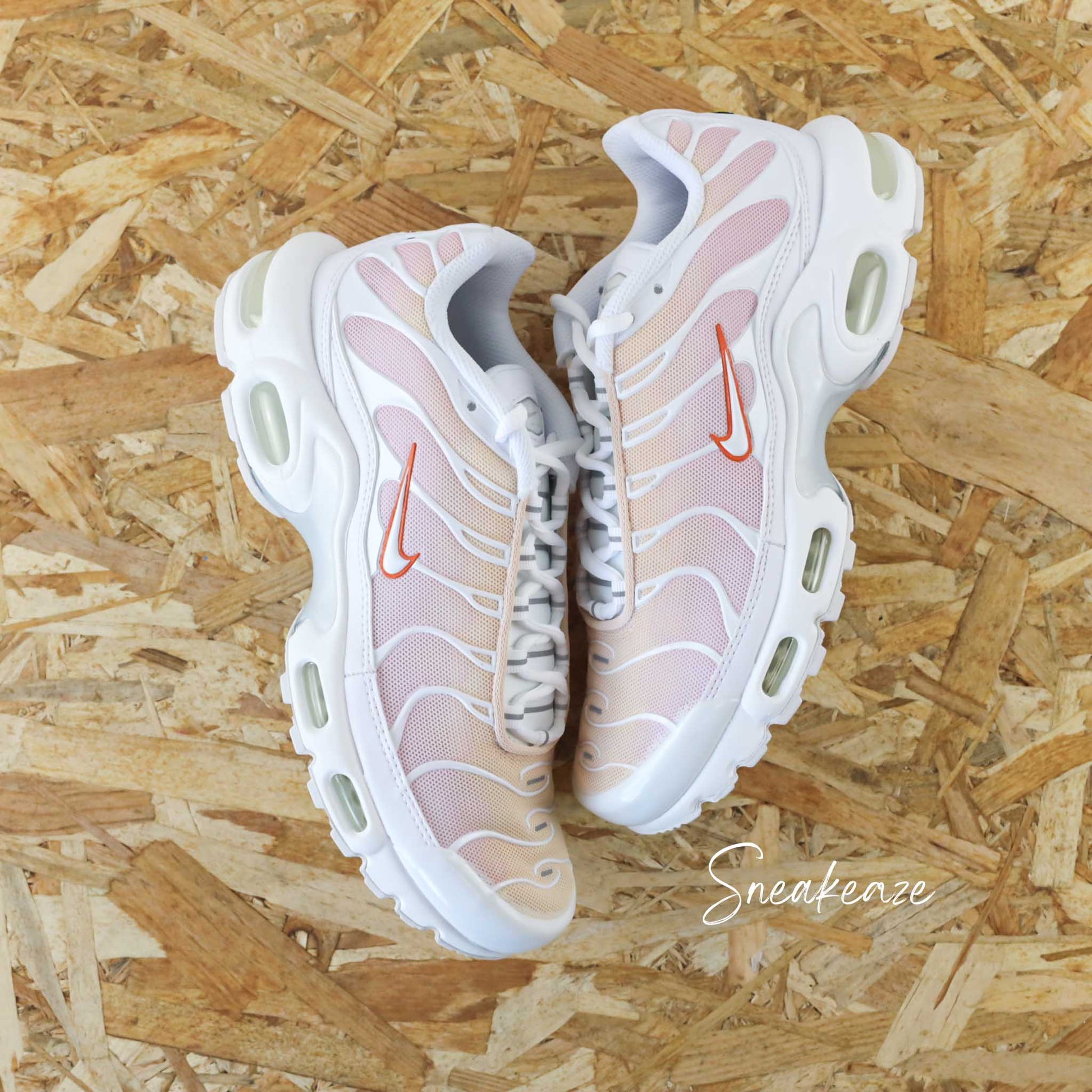 Baskets Nike Air Max Plus custom Tn - tuned  - orange abricot et rose pastel - chaussures tuned personnalisées à la main pour homme et femme - sneakeaze custom skz