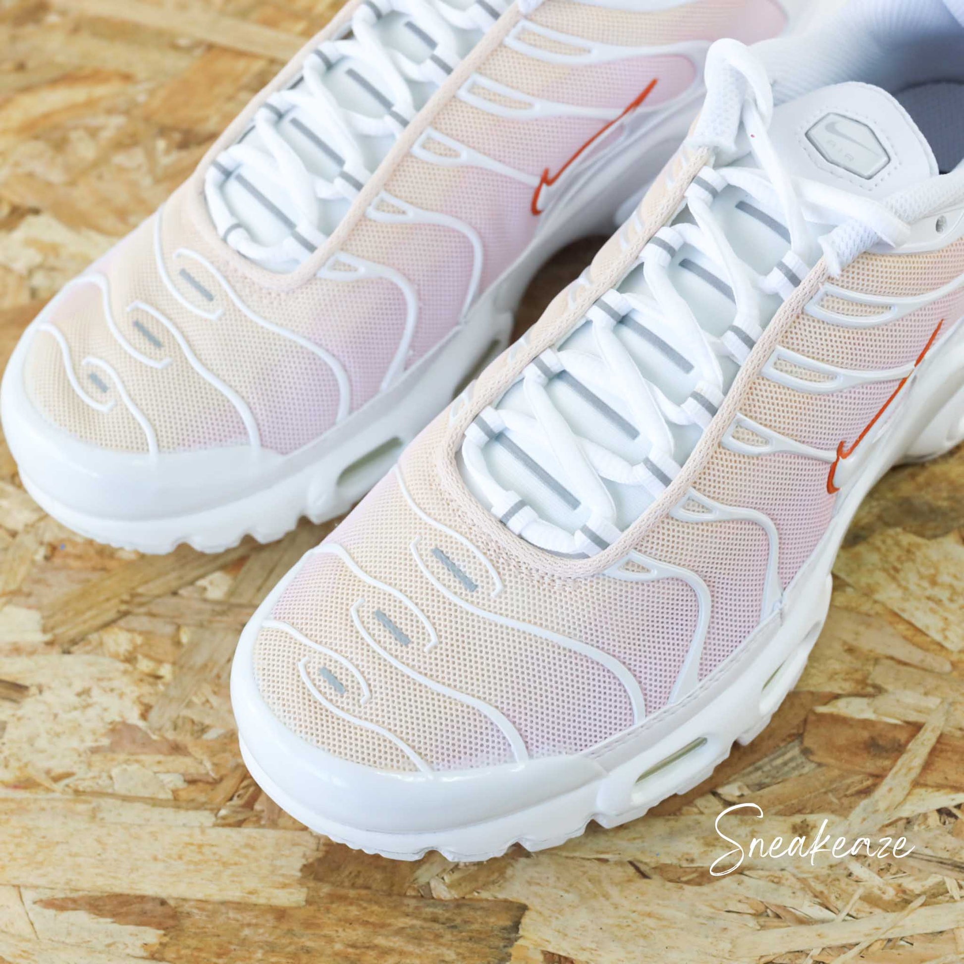 Baskets Nike Air Max Plus custom Tn - tuned  - orange abricot et rose pastel - chaussures tuned personnalisées à la main pour homme et femme - sneakeaze custom skz