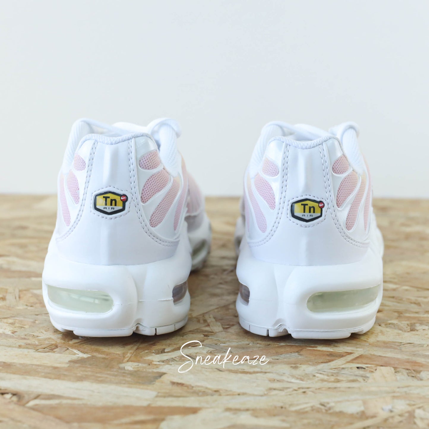 Baskets Nike Air Max Plus custom Tn - tuned  - orange abricot et rose pastel - chaussures tuned personnalisées à la main pour homme et femme - sneakeaze custom skz