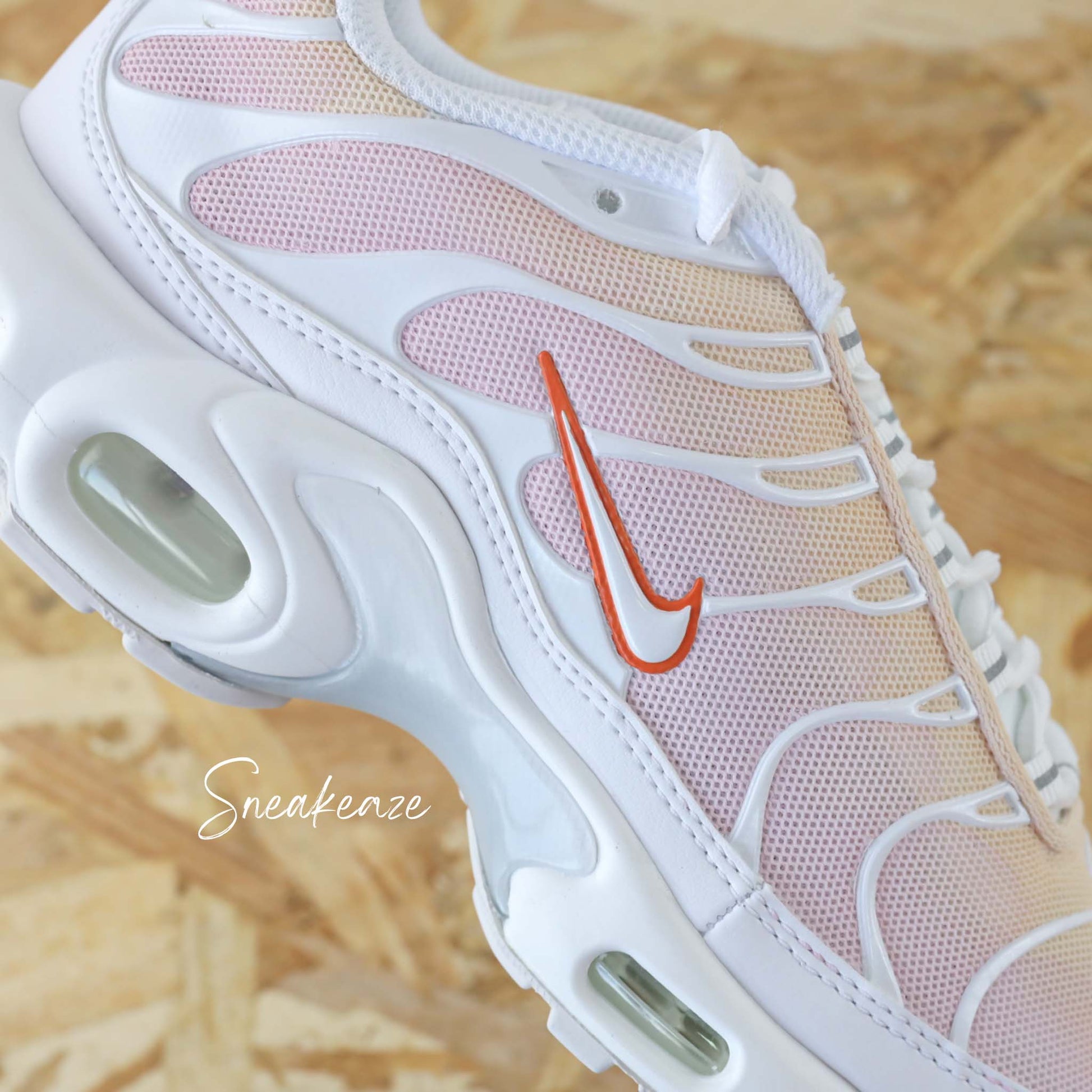 Baskets Nike Air Max Plus custom Tn - tuned  - orange abricot et rose pastel - chaussures tuned personnalisées à la main pour homme et femme - sneakeaze custom skz