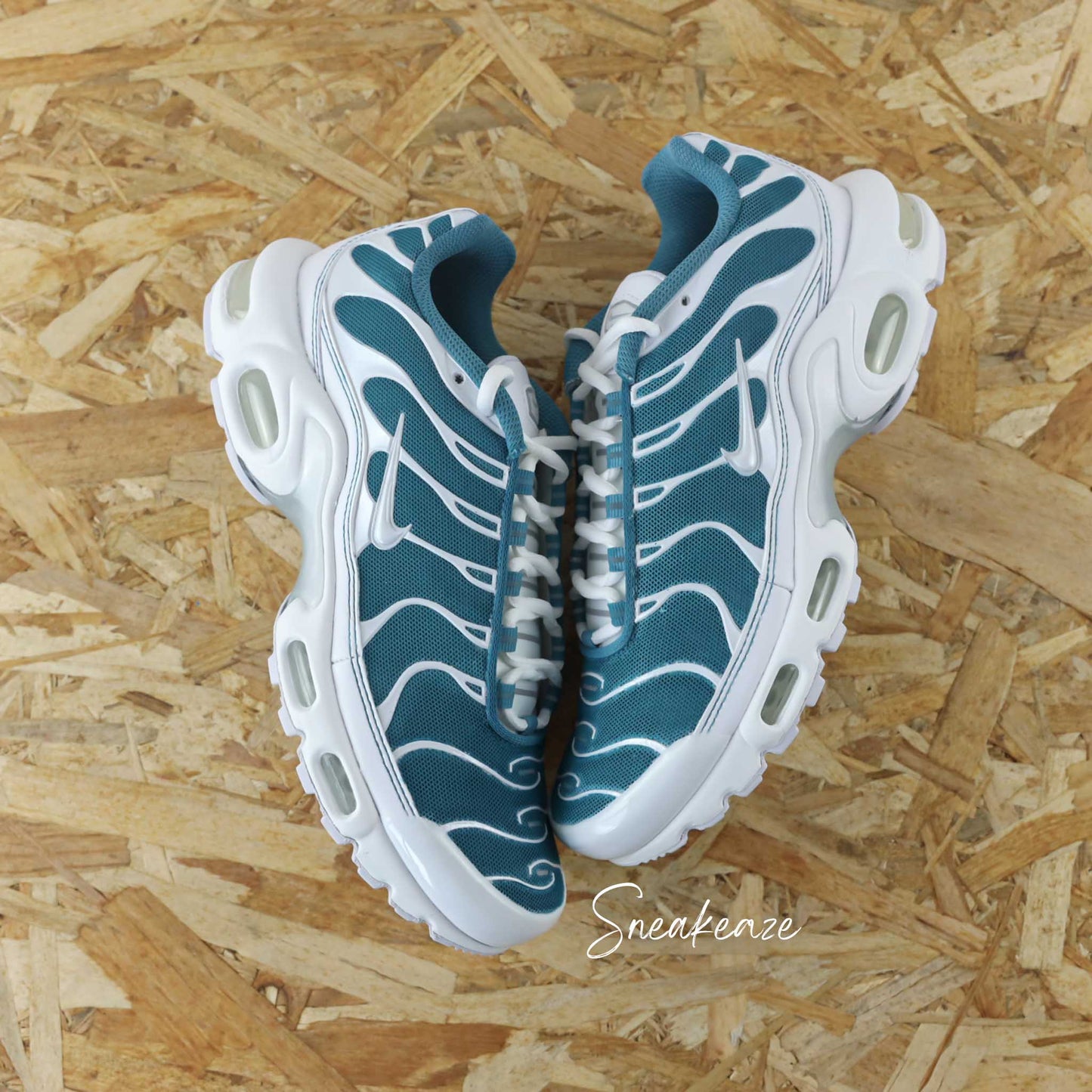 Baskets personnalisées Nike Air Max Plus (TN) custom turquoise - sneakeaze custom