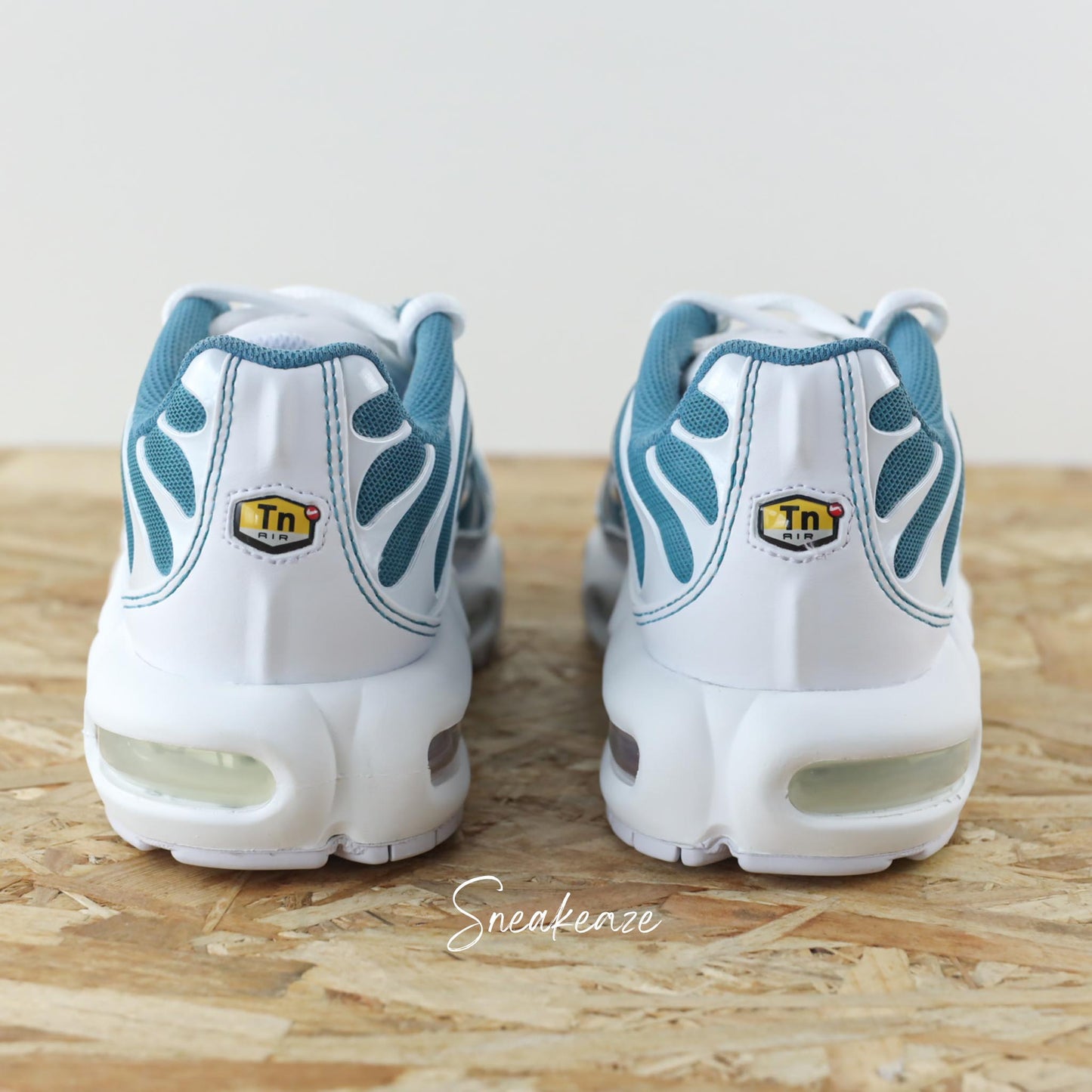 Baskets personnalisées Nike Air Max Plus (TN) custom turquoise - sneakeaze custom