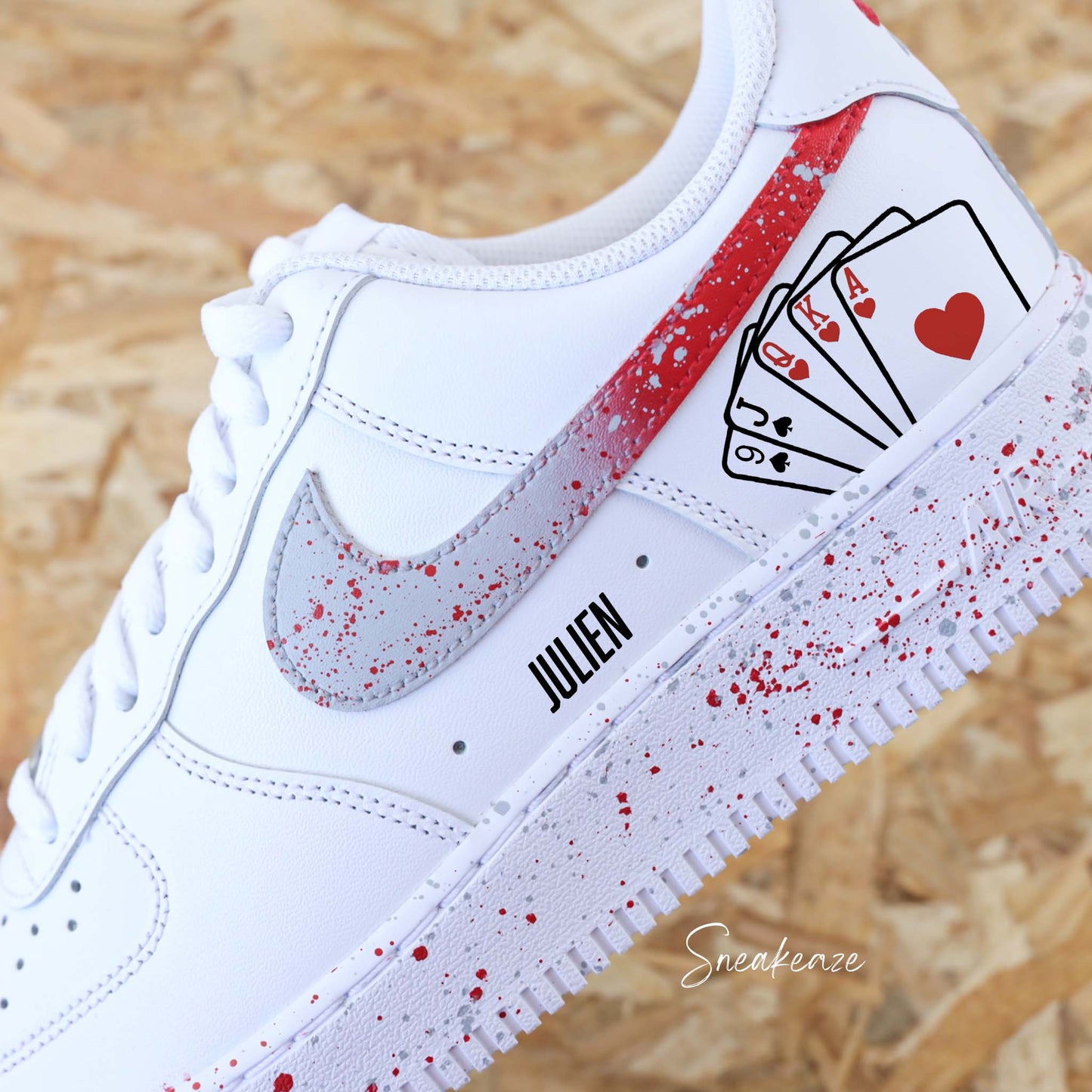 Baskets Nike Air force 1 custom motifs jeu de carte de poker sur côtés extérieurs avec prénom. Signes Nike peints en dégradé rouge et gris avec splash sneakeaze customs