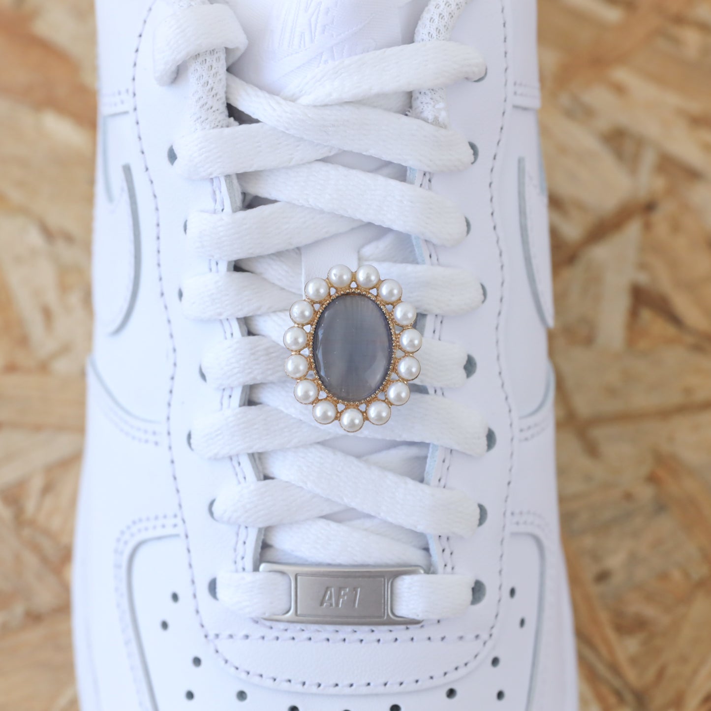 Bijou de lacets pour sneakers nike air force 1 custom et adidas stan smith vintage gris à perle nacré