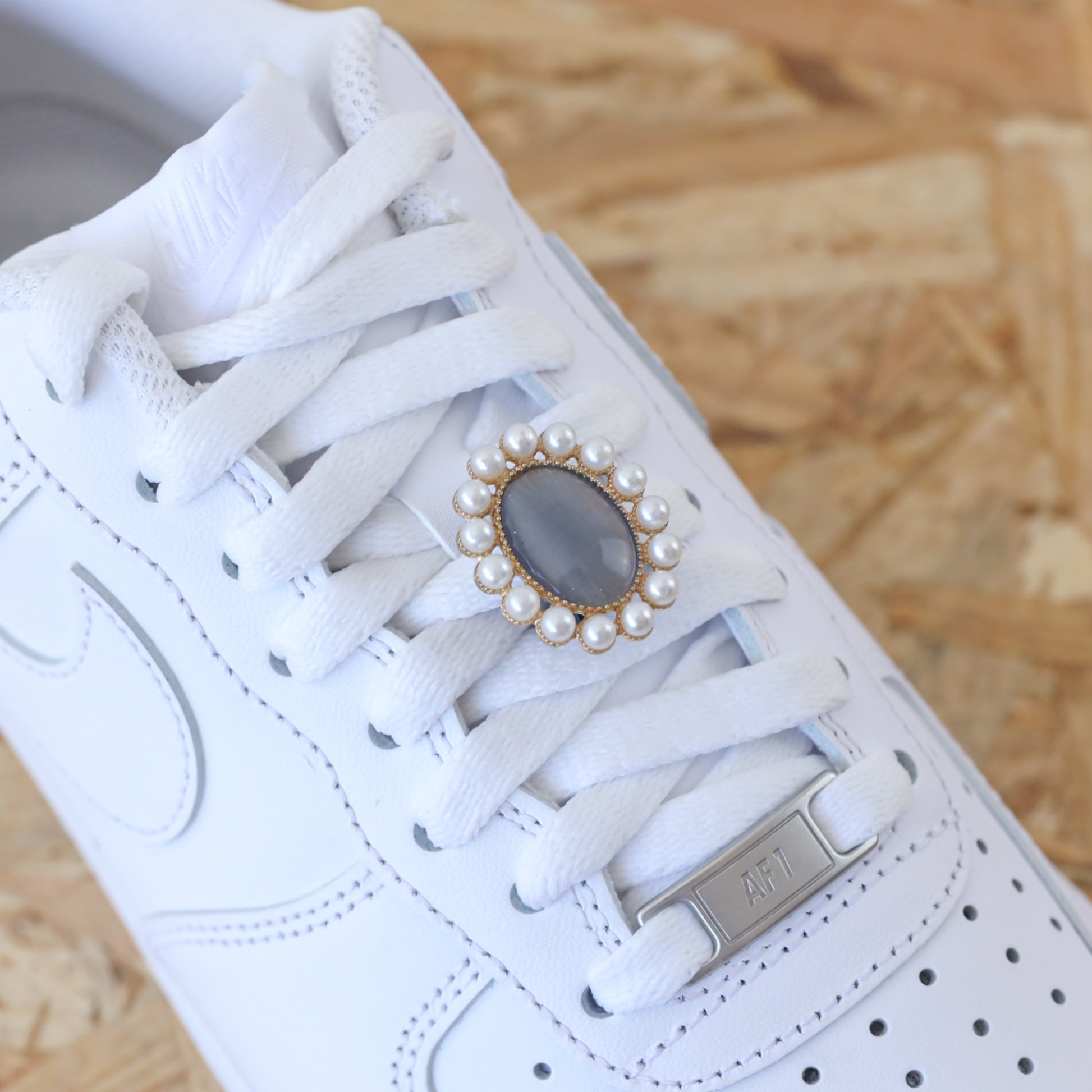 Bijou de lacets pour sneakers nike air force 1 custom et adidas stan smith vintage gris à perle nacré