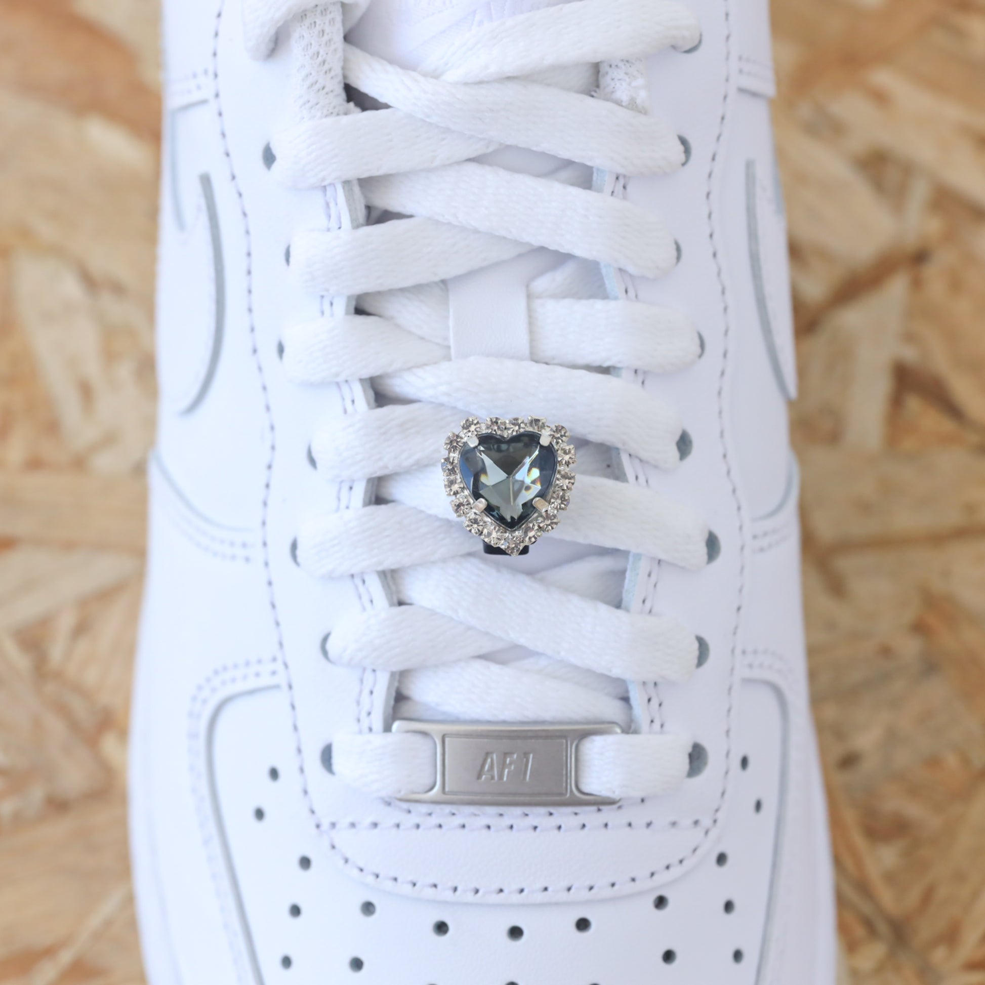 Bijou de lacets pour sneakers nike air force 1 custom et adidas stan smith coeur noir à strass