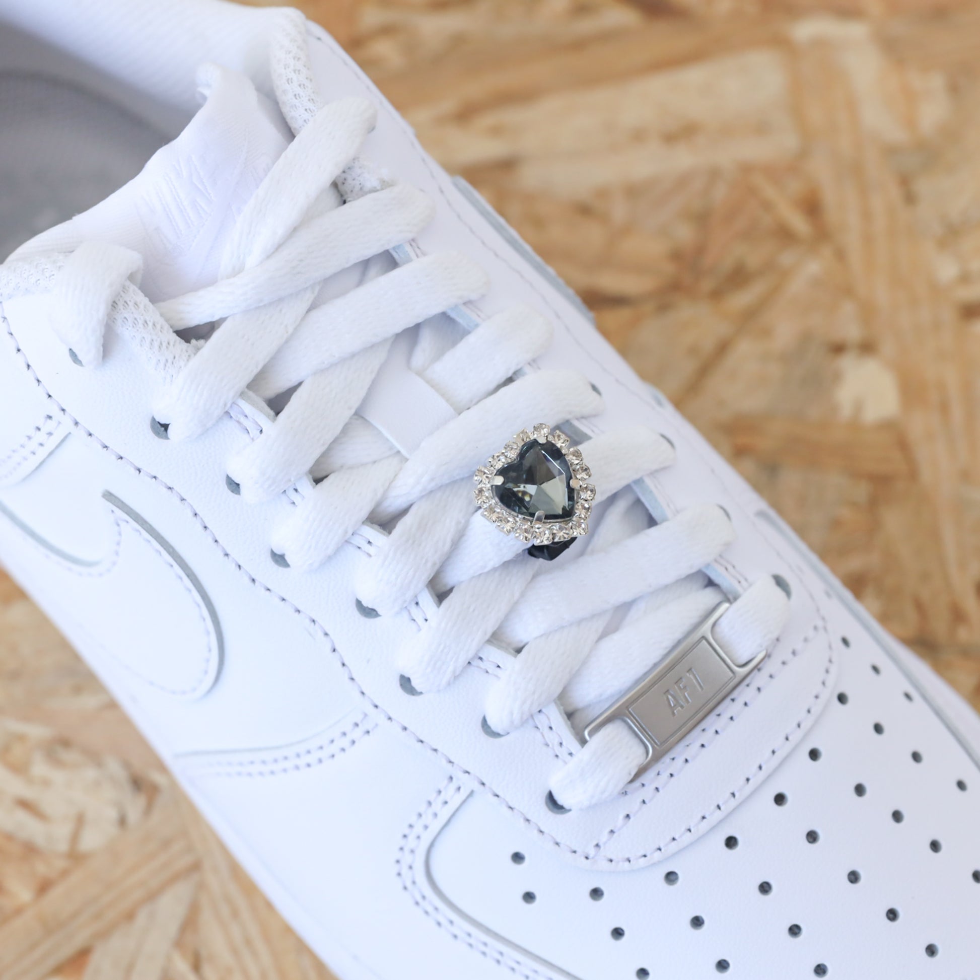 Bijou de lacets pour sneakers nike air force 1 custom et adidas stan smith coeur noir à strass