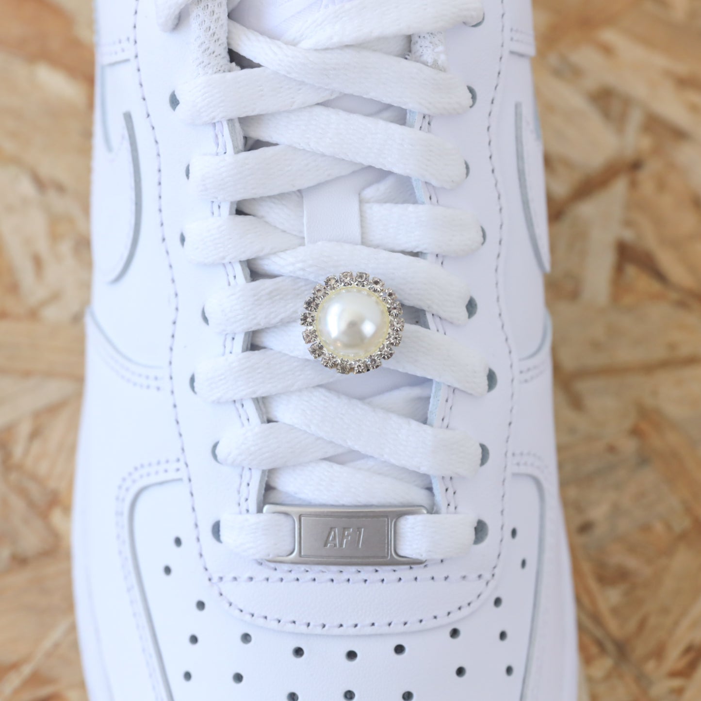 Bijou de lacets pour sneakers nike air force 1 custom et adidas stan smith Nacré à strass argent