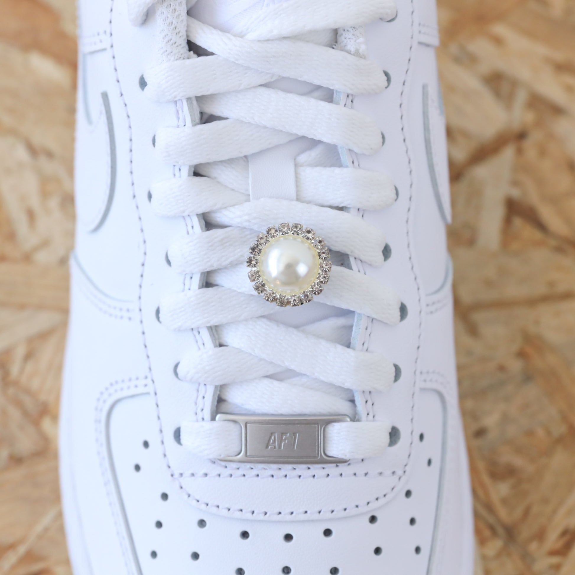 Bijou de lacets pour sneakers nike air force 1 custom et adidas stan smith Nacré à strass argent