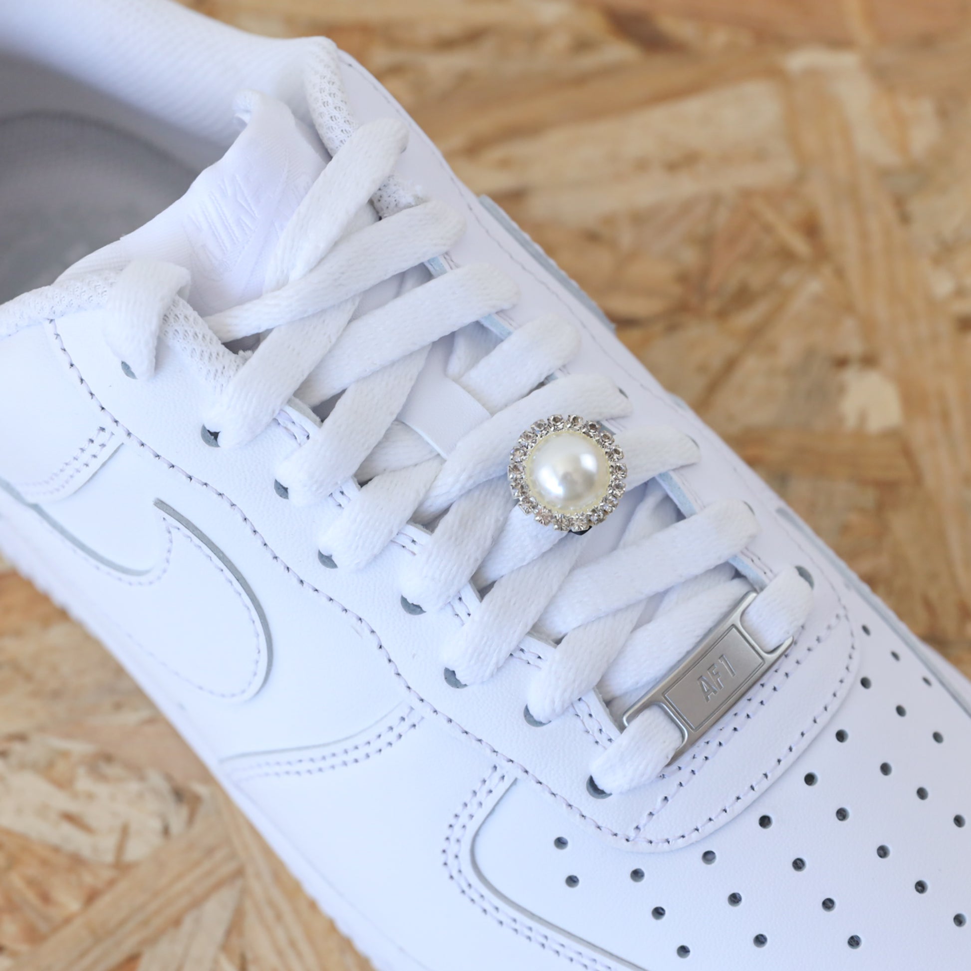 Bijou de lacets pour sneakers nike air force 1 custom et adidas stan smith Nacré à strass argent