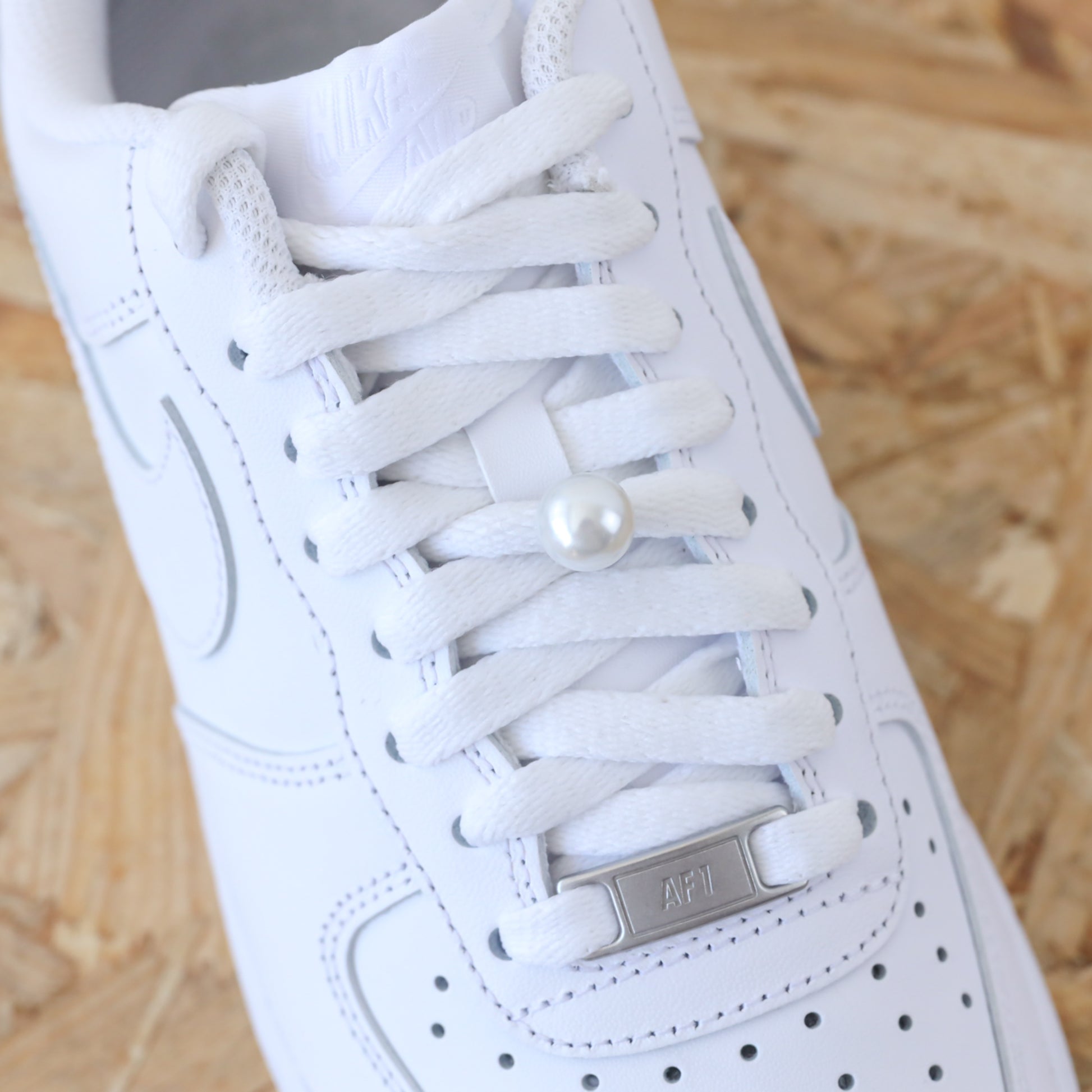 Bijou de lacet  pour sneakers perle couleur blanc nacre Air force 1 custom sneakeaze skz