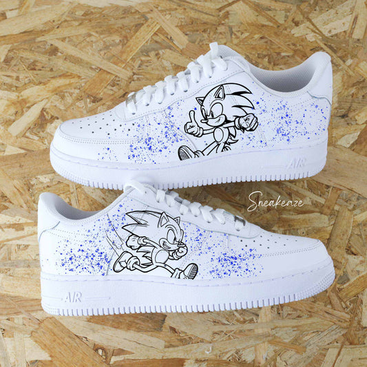 Baskets Nike Air force 1 custom - Sonic. Dessin de sonicavec splash bleu et  sur les côtés extérieurs.