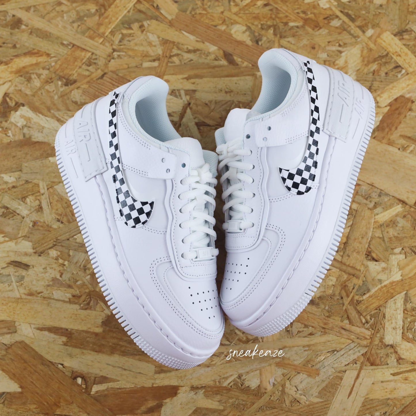 Baskets personnalisées Nike Air Force 1 Shadow custom swoosh noir et damier style drapeau de course F1 formule 1 Moto GP