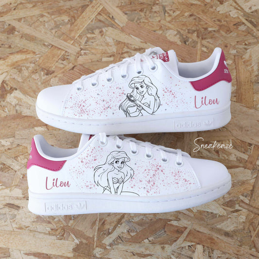Baskets Adidas Stan Smith custom blanches avec dessin de la princesse Arielle de la Petite sirène peint à la main sur les côtés extérieurs avec inscription du prénom assortis de splash. sneakeaze customs