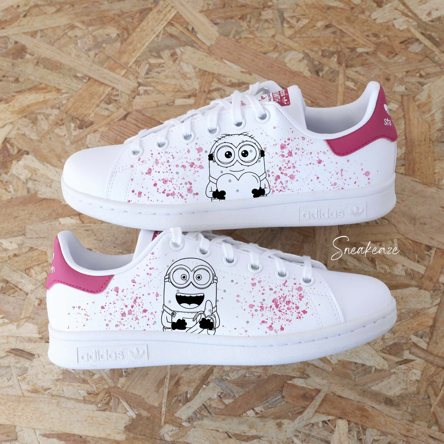 Baskets Adidas Stan Smith custom blanc et rose avec dessin des Minions peint à la main sur les côtés extérieurs assortis de splash sneakeaze customs