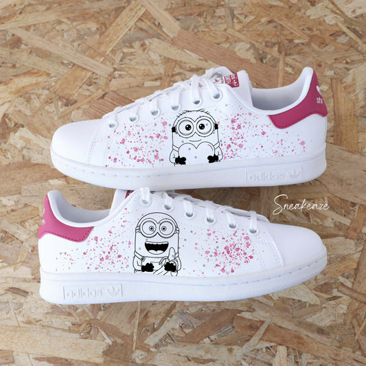 Baskets Adidas Stan Smith custom blanc et rose avec dessin des Minions peint à la main sur les côtés extérieurs assortis de splash sneakeaze customs