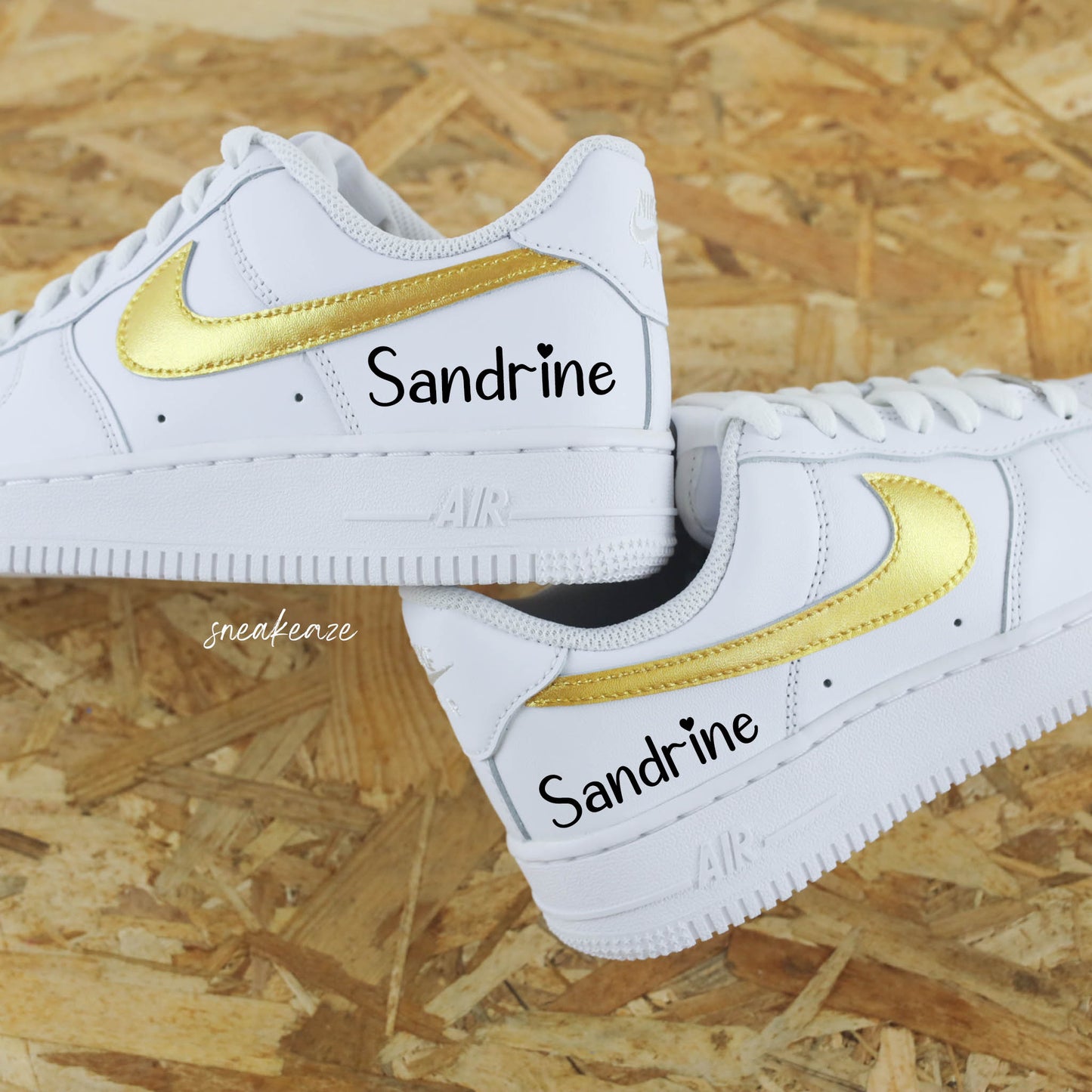 Baskets Nike Air force 1 custom modèle swoosh doré métallisé et prénom. Police d'écriture du prénom au choix - sneakeaze customs skz