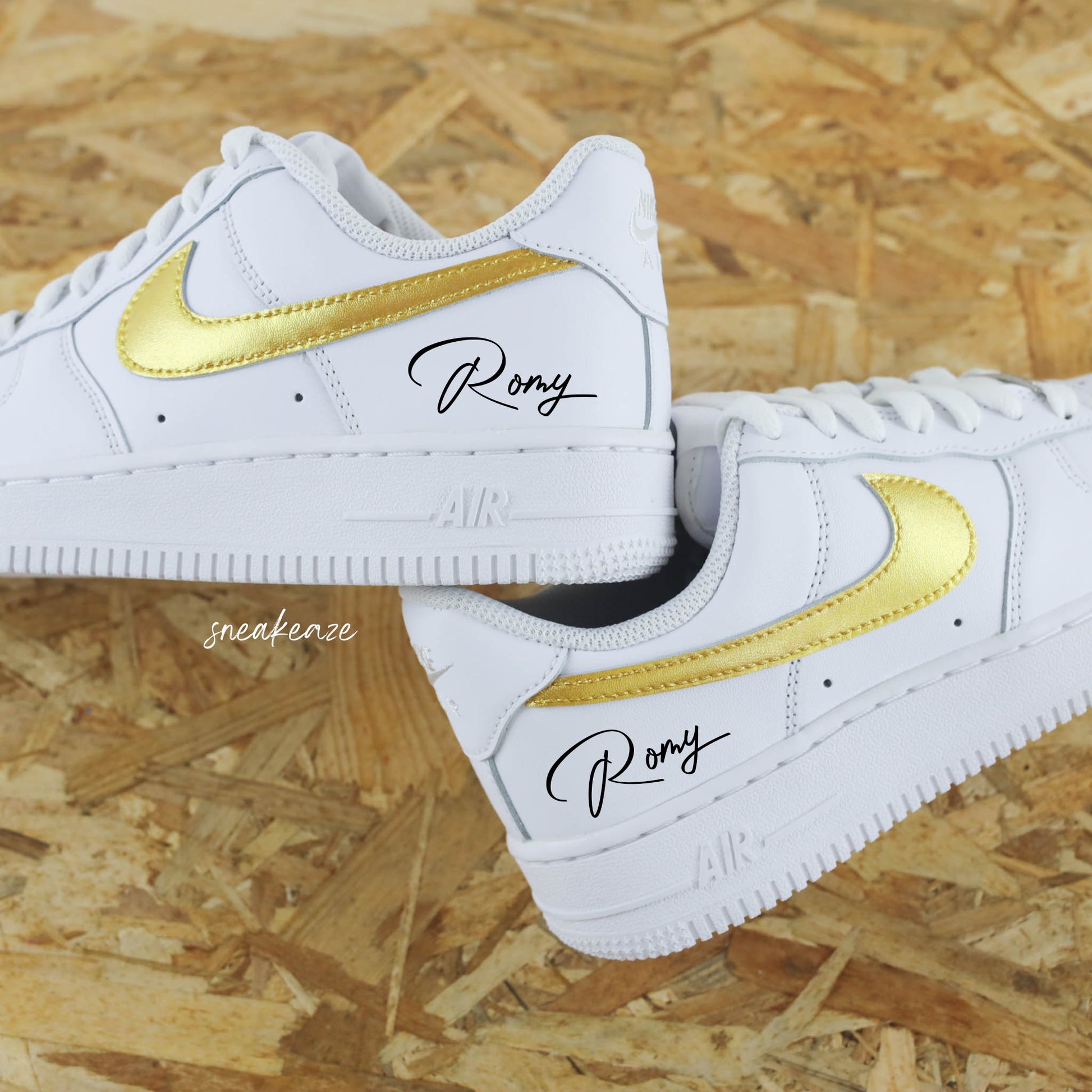 Baskets Nike Air force 1 custom modèle swoosh doré métallisé et prénom. Police d'écriture du prénom au choix - sneakeaze customs skz