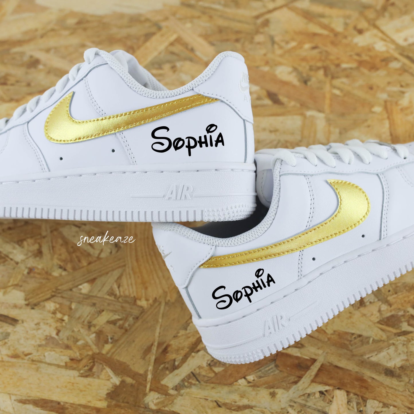 Baskets Nike Air force 1 custom modèle swoosh doré métallisé et prénom. Police d'écriture du prénom au choix - sneakeaze customs skz