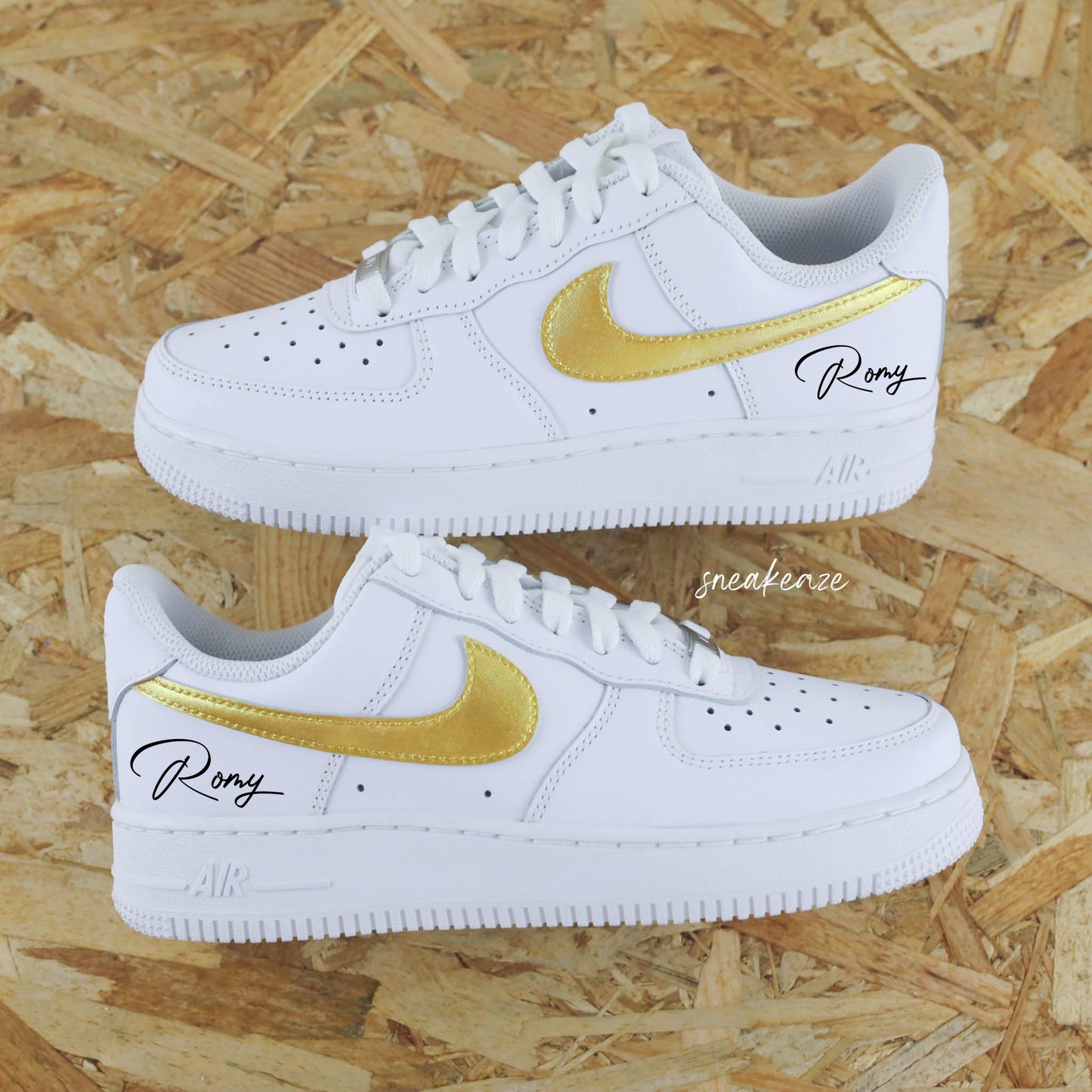 Baskets Nike Air force 1 custom modèle swoosh doré métallisé et prénom. Police d'écriture du prénom au choix - sneakeaze customs skz