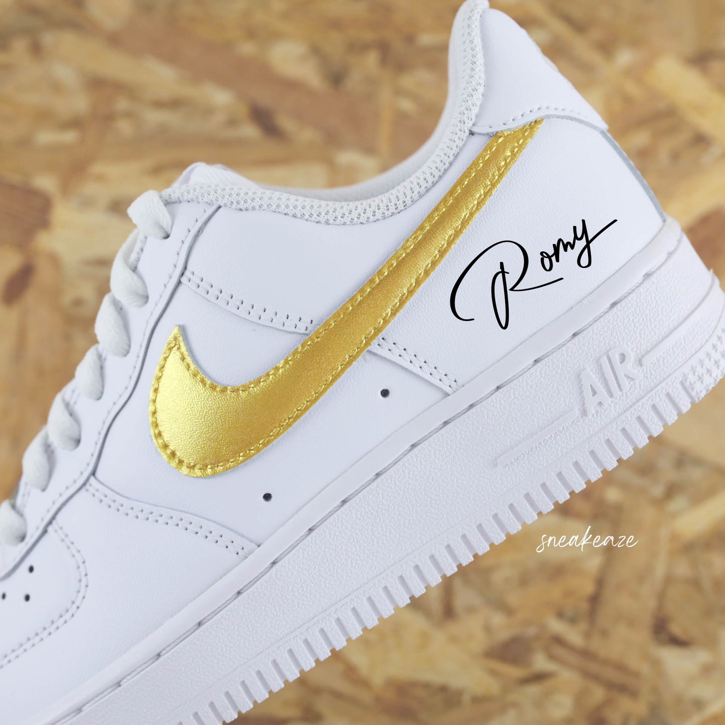 Baskets Nike Air force 1 custom modèle swoosh doré métallisé et prénom. Police d'écriture du prénom au choix - sneakeaze customs skz