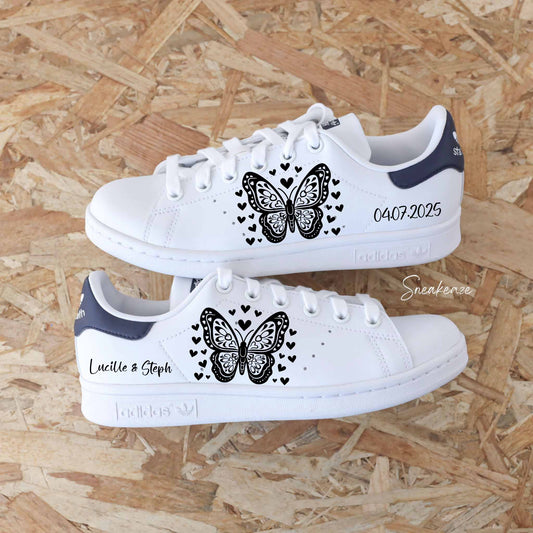 baskets Adidas stan smith custom mariage papillon et coeur - inscription prénoms et date du mariage - talon également peint à la main sneakeaze custom