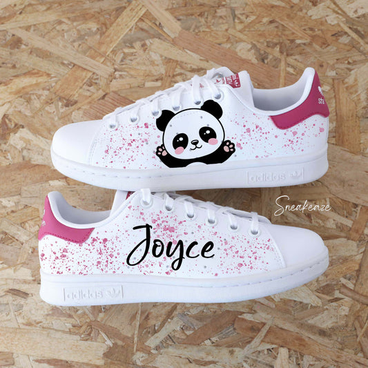 Baskets Adidas Stan Smith custom blanches avec dessin de d'un Panda et l'inscription du prénom peint à la main sur les côtés extérieurs avec splash assortis