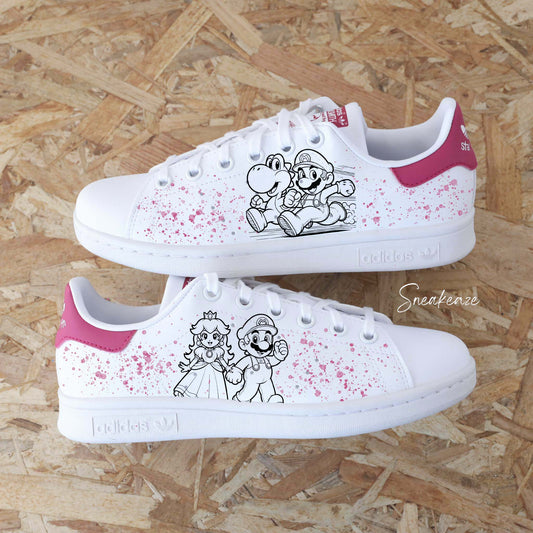 Baskets Adidas Stan Smith custom blanches avec dessin de Mario et ses amis (Yoshi et Princesse Peach) peint à la main sur les côtés extérieurs avec splash assortis sneakeaze customs