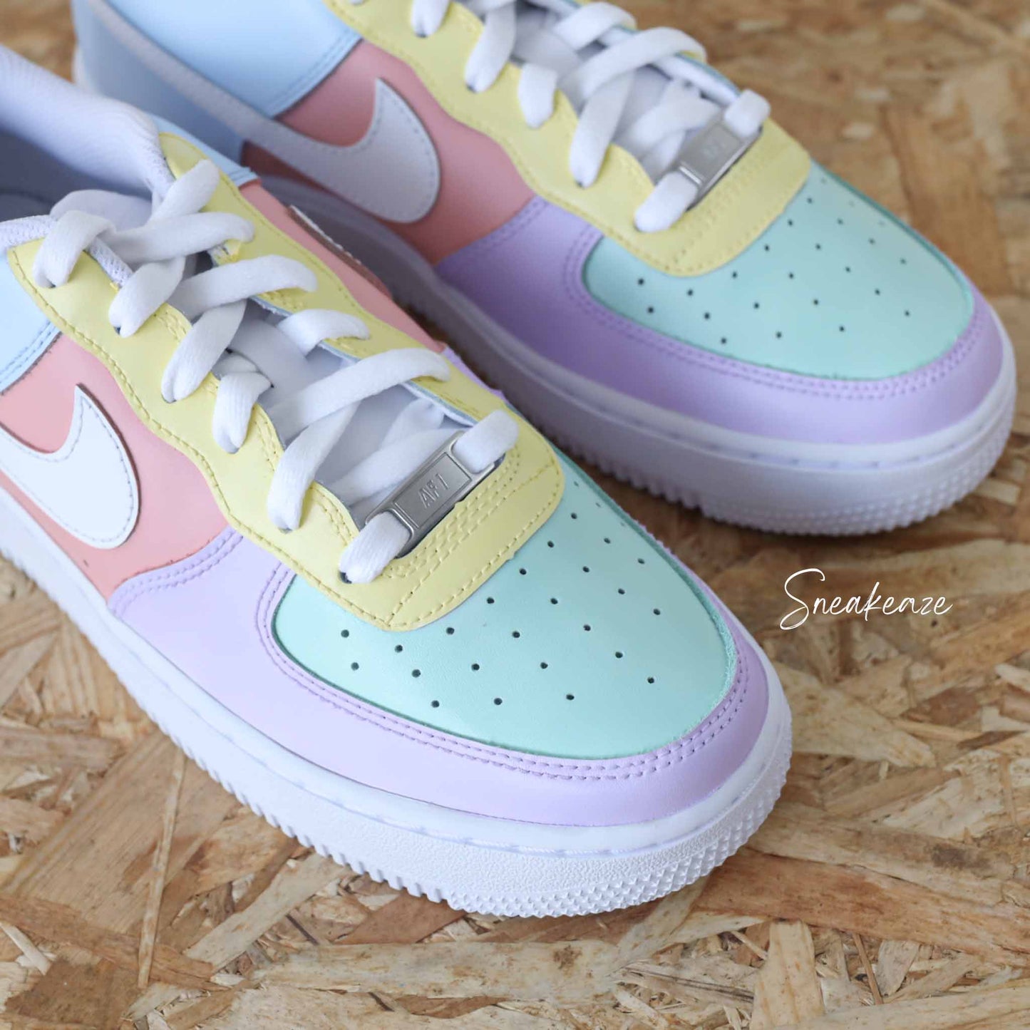 Baskets nike air force 1 custom color tones white pastel clair sneakeaze custom skz