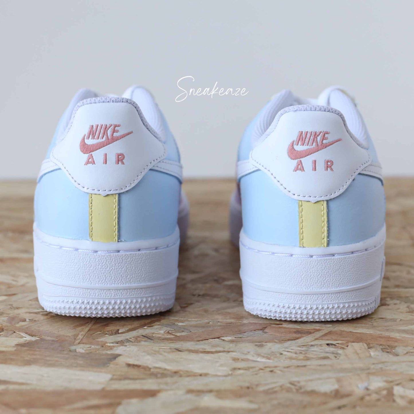 Baskets nike air force 1 custom color tones white pastel clair sneakeaze custom skz