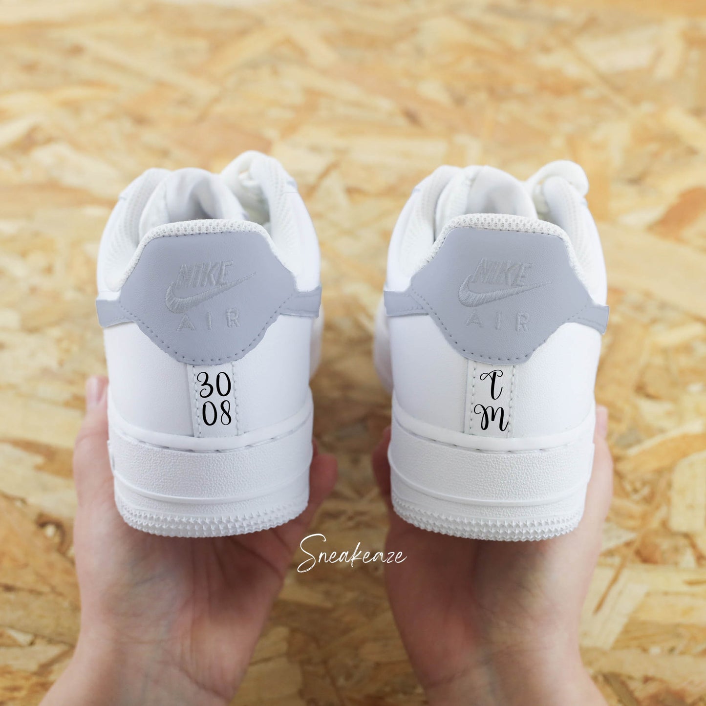 baskets nike air force 1 custom mariage - sneakers personnalisées pour futurs mariés - couleur pastel inscription initiales et date du jour J )- on s'est dit oui et alliances de mariage - sneakeaze customs skz