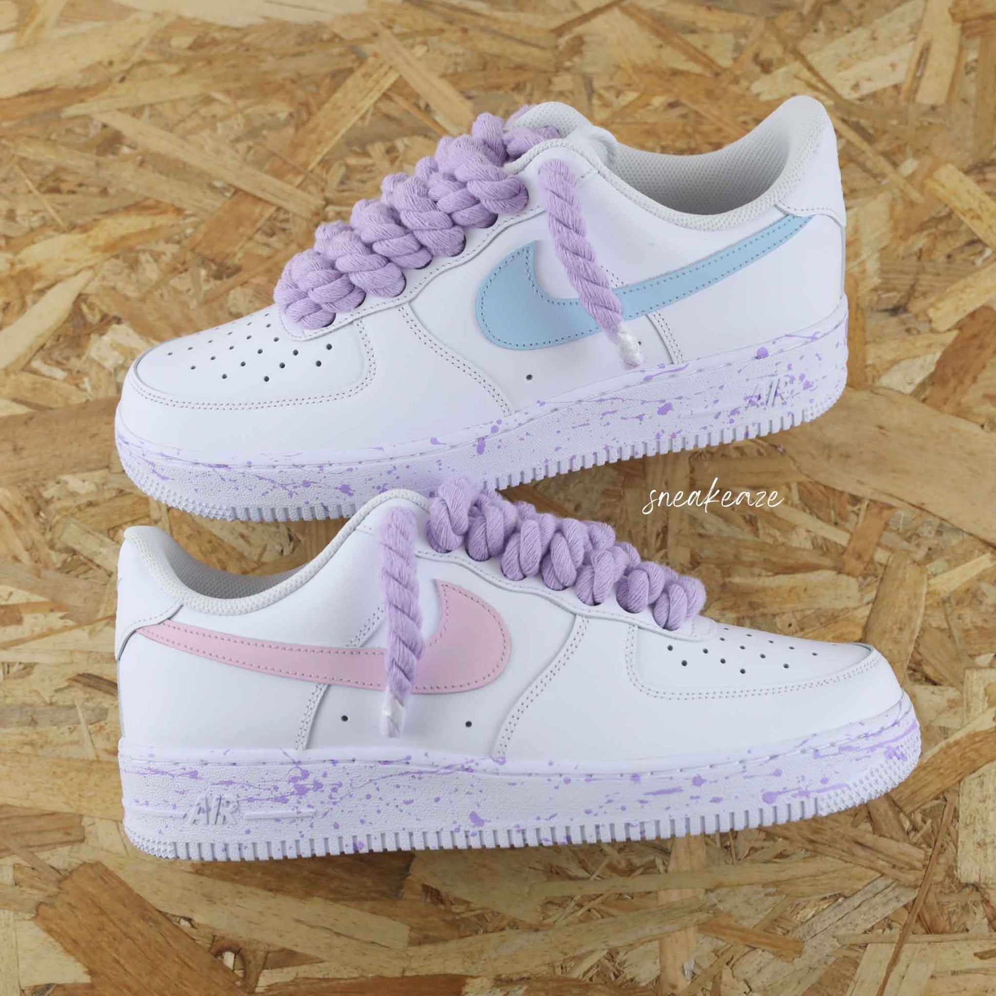 Baskets Nike Air Force 1 custom Lacets Corde lila pastel et swoosh peint couleur rose et bleu pastel. Splash sur les semelles assortis sneakers rope laces sneakeaze custom
