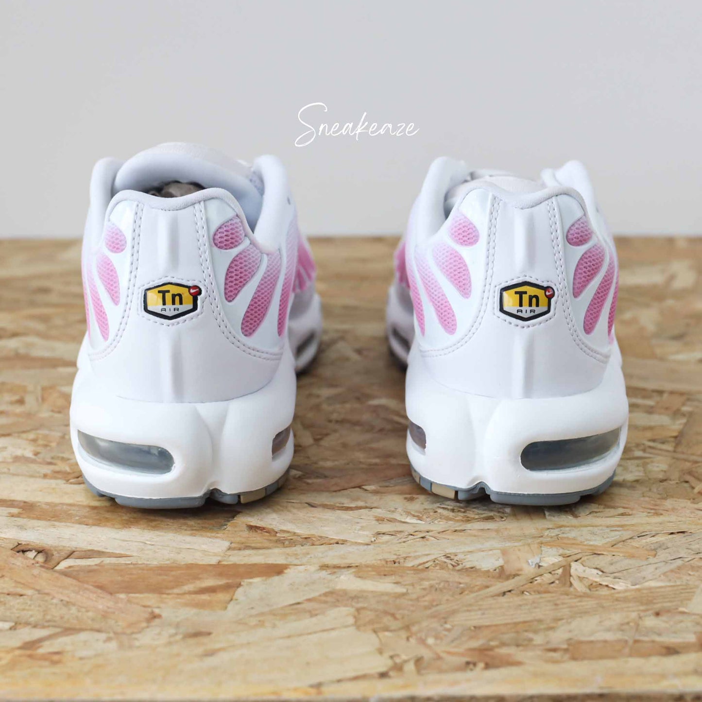 Baskets Nike Air Max Plus tuned (TN) custom dégradé rose pastel sneakeaze skz custom