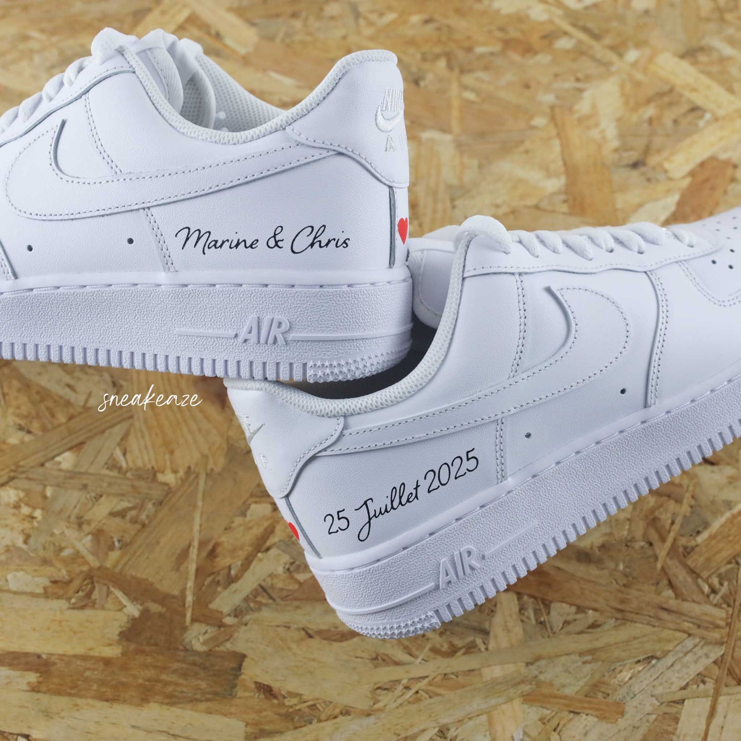 baskets nike air force 1 custom mariage - inscription des prénoms et de la date sur les côté, dessin d'un coeur rouge sur les talons sneakeaze custom