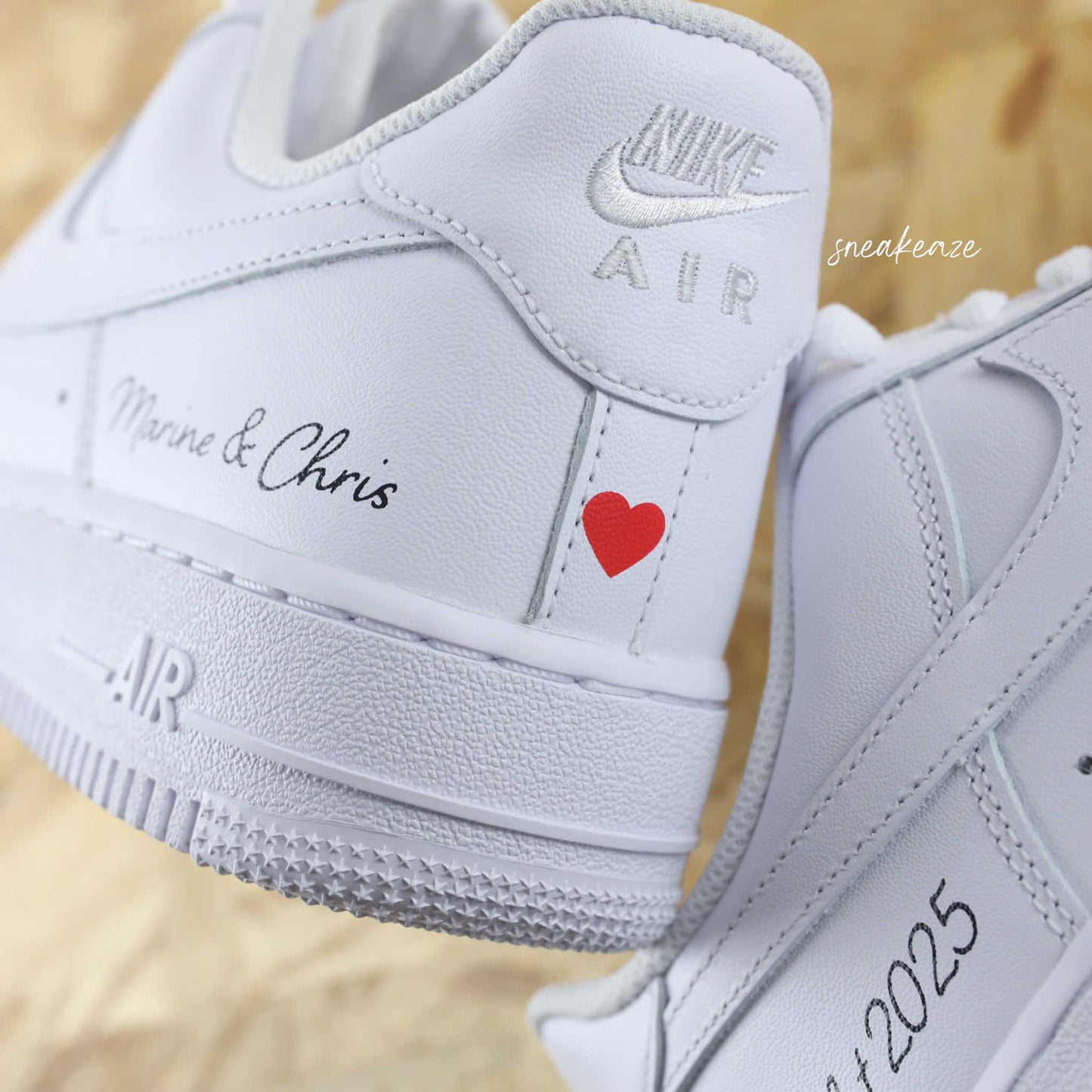 baskets nike air force 1 custom mariage - inscription des prénoms et de la date sur les côté, dessin d'un coeur rouge sur les talons sneakeaze custom