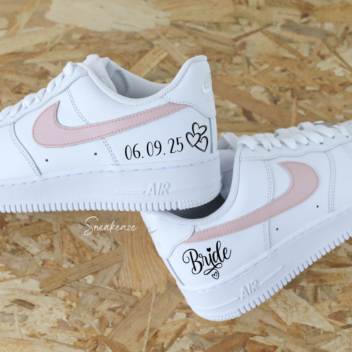 baskets personnalisées mariage nike air force 1 custom mariage couleur rose poudré inscription du mot bride et date du mariage wedding sneakeaze customs skz