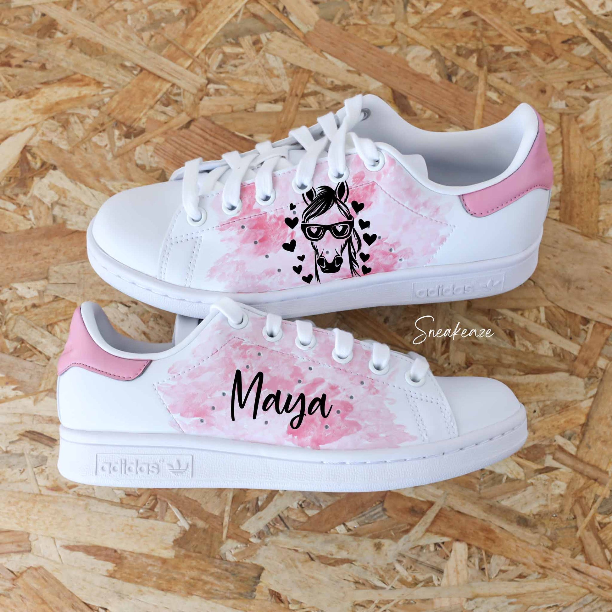 Baskets adidas stan smith custom aquarelle rose pastel avec inscription d'un prénom et dessin d'un cheval avec des coeurs sneakeaze custom
