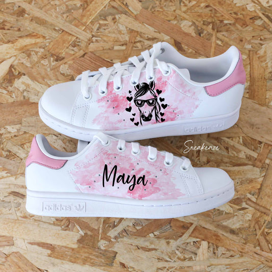 Baskets adidas stan smith custom aquarelle rose pastel avec inscription d'un prénom et dessin d'un cheval avec des coeurs sneakeaze custom
