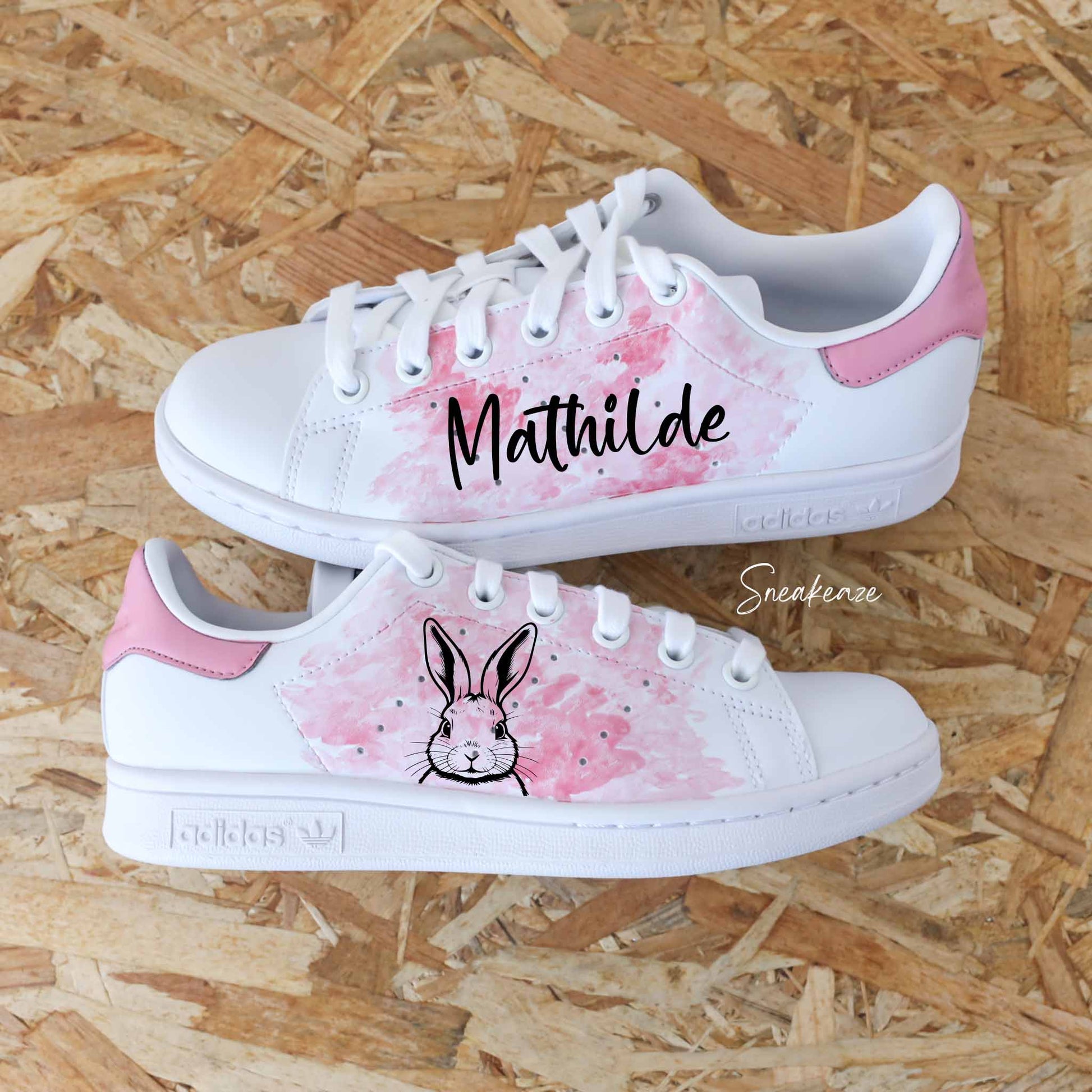 Baskets adidas stan smith custom aquarelle rose pastel avec inscription d'un prénom et dessin d'un lapin mignon sneakeaze custom